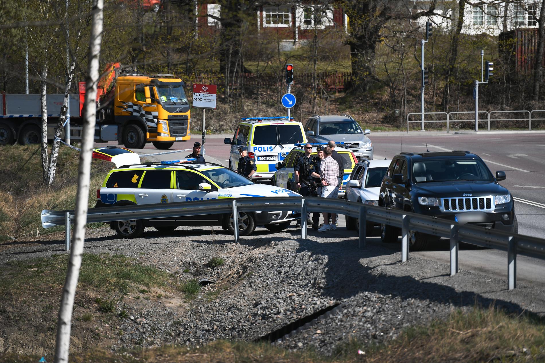 En person har hittats död utomhus i Huddinge utanför Stockholm. Ärendet utreds som mord. 