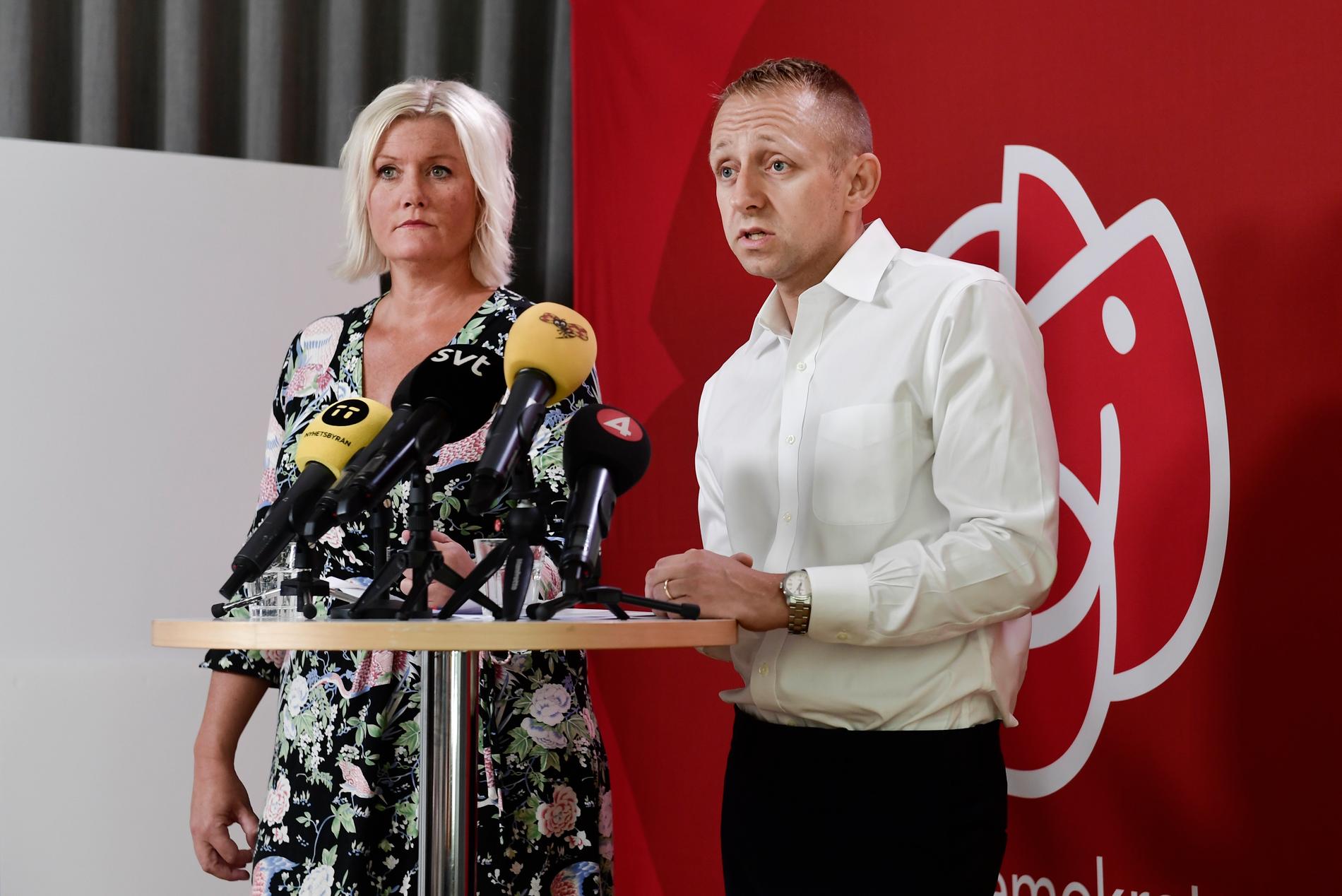 Socialdemokraternas partisekreterare Lena Rådström Baastad och valledare John Zanchi presenterar valkampanjen med film och affischer.