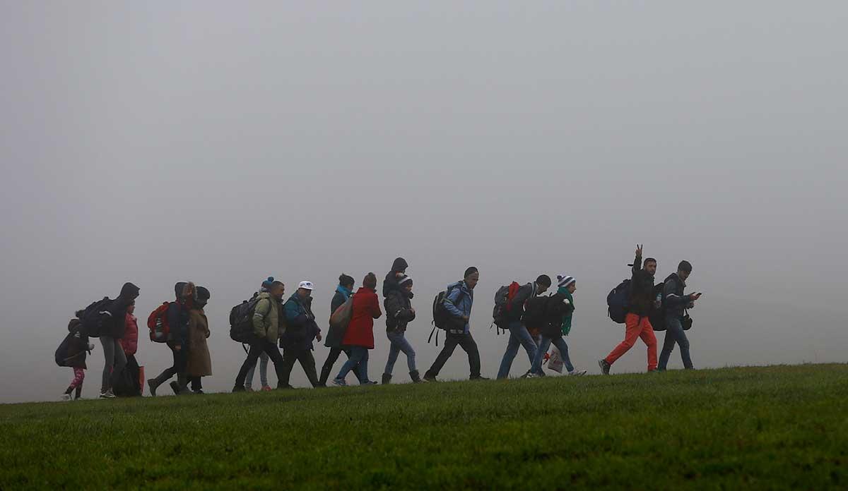 Flyktingar på väg över gränsen från Österrike och Tyskland.