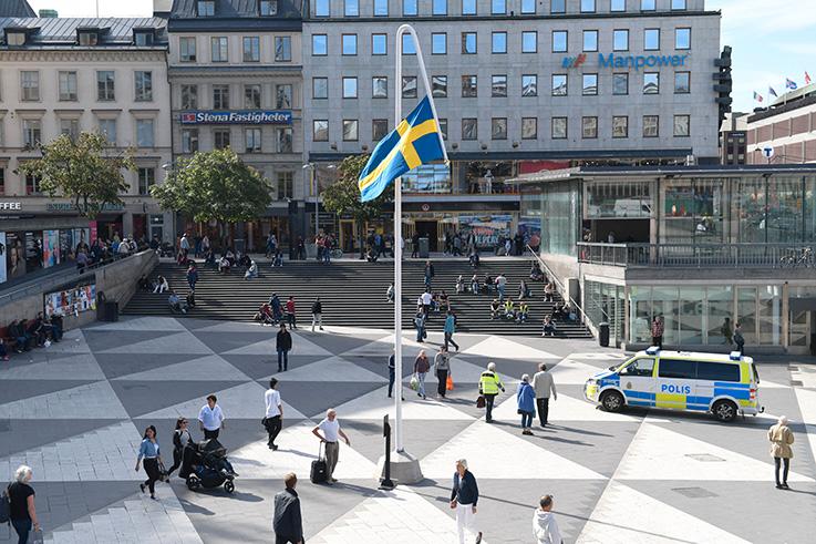 Kulturhuset Stadsteatern ställer ut konstnären Mattias Norströms omtalade konstverk Du gamla, du fria på Sergels torg. Konstverket föreställer en slokande flaggstång med den svenska flagga hängande upp och ner.