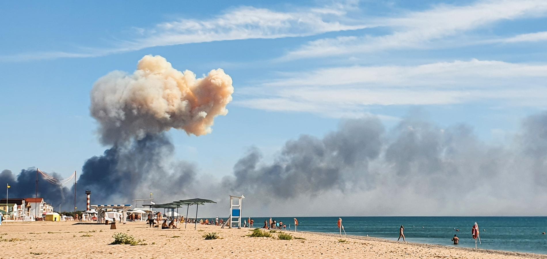 Explosionerna vid den ryska flygbasen på Krim fotograferades av solbadande ryssar som befann sig på semesterorten Novofedorovkas stränder.