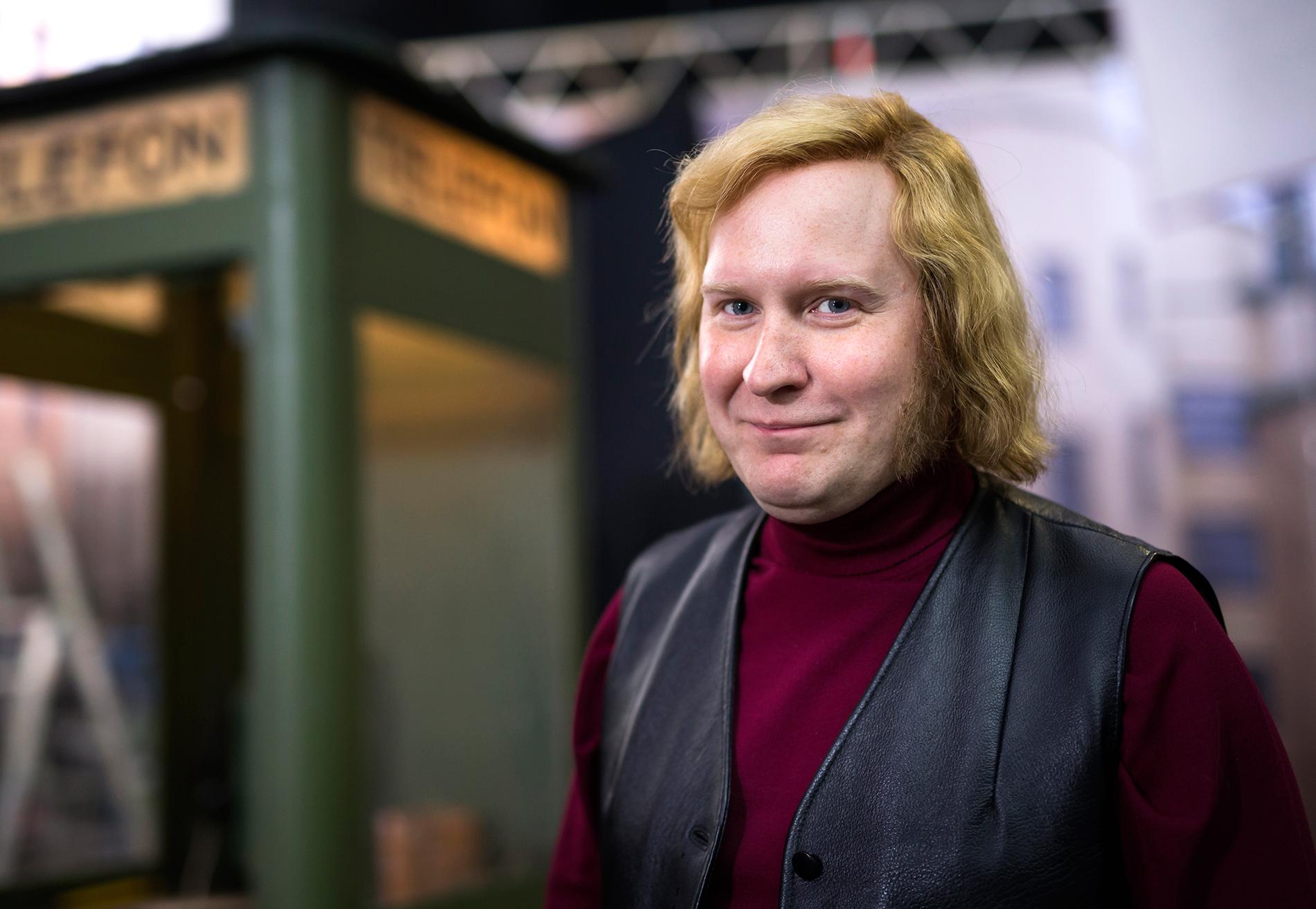 Komikern och skådespelaren Henrik Dorsin, 37, gör en av huvudrollerna i Ulf Malmros och Jaana Fomins kommande tidsresefilm ”Flykten till framtiden”. Den spelas just nu in i Trollhättan.