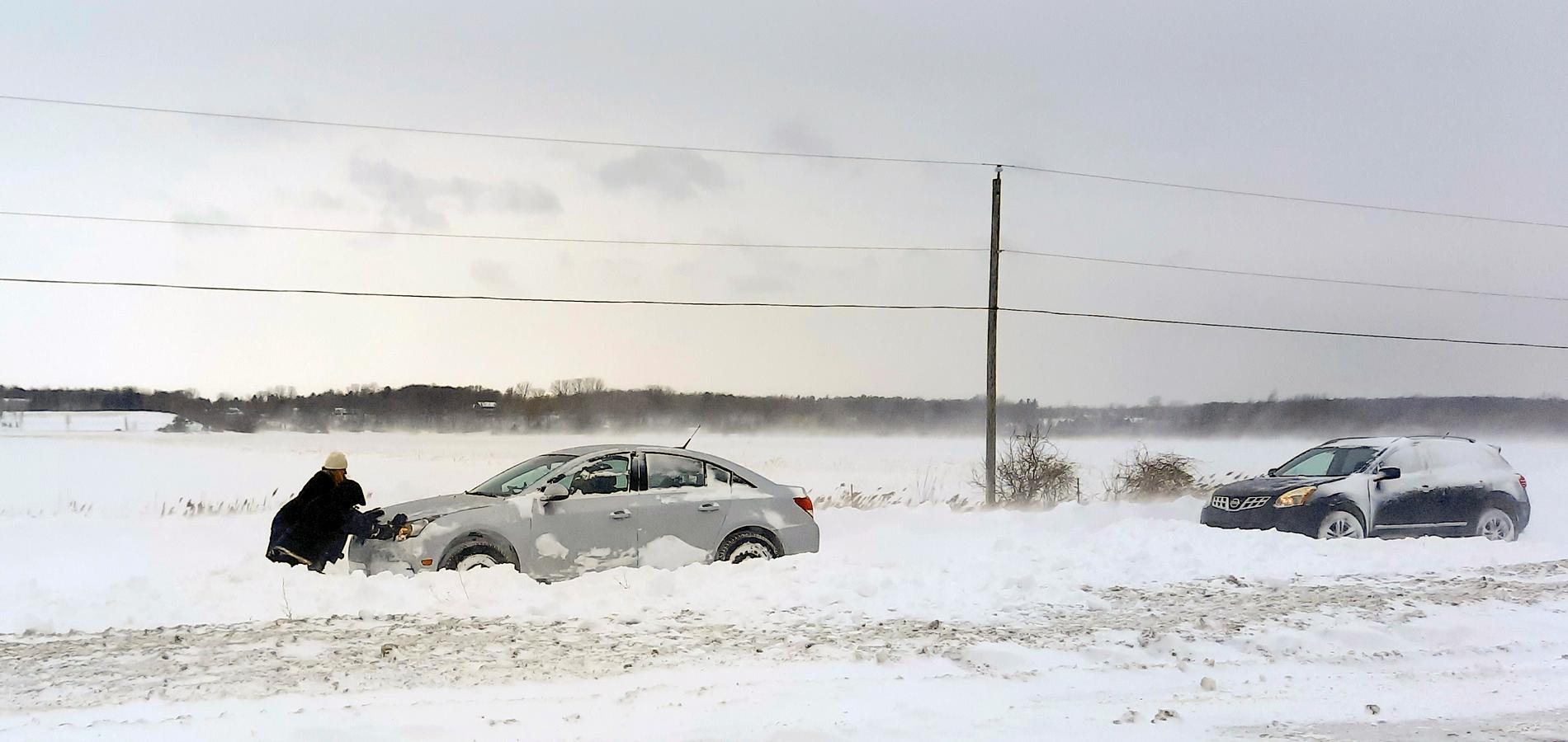 En bil har fastnat i en snöbank på Autoroute 40, väster om Montreal.