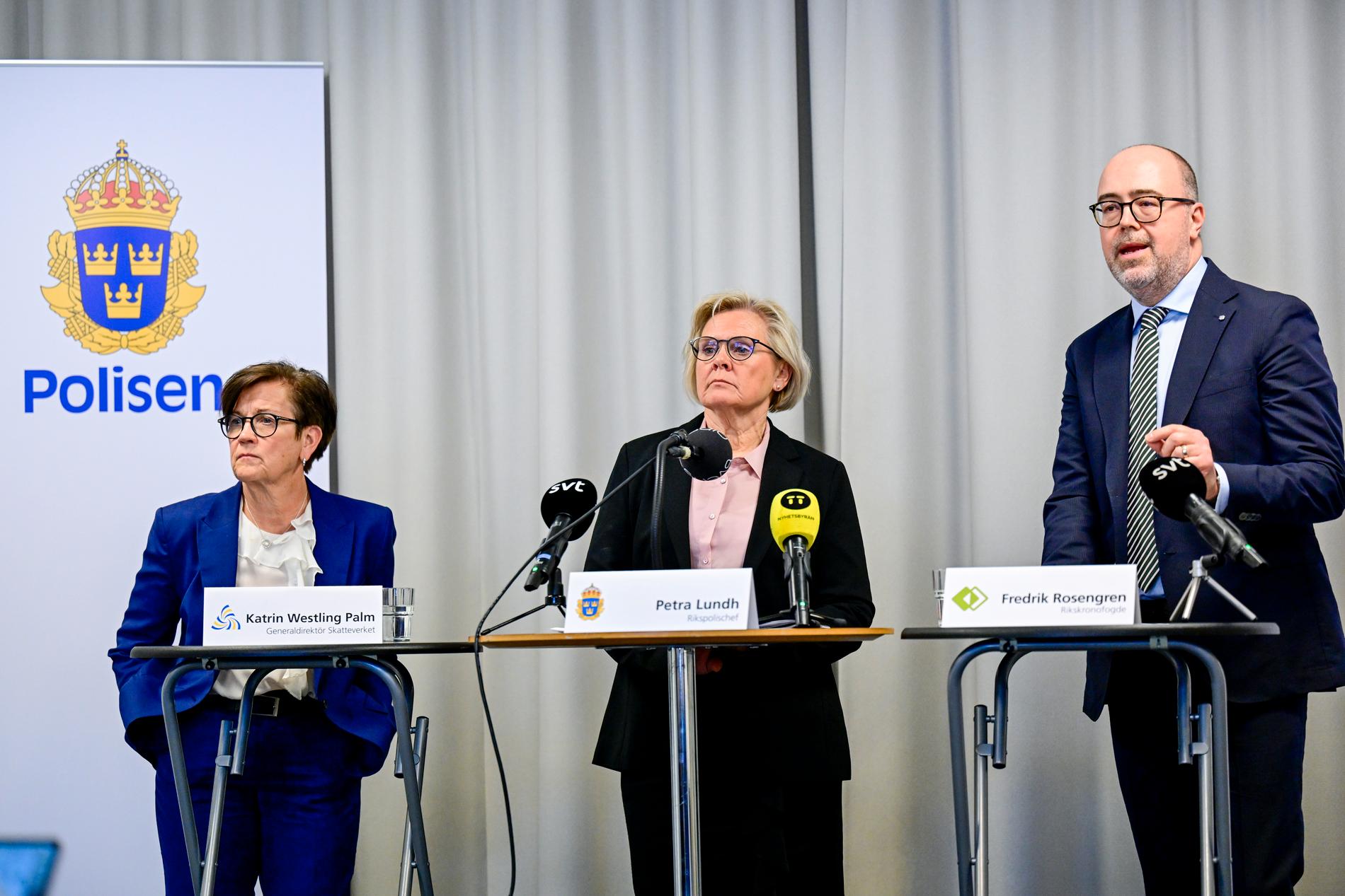 Skatteverkets generaldirektör Katrin Westling Palm, rikspolischefen Petra Lundh och rikskronofogde Fredrik Rosengren på dagens pressträff. 