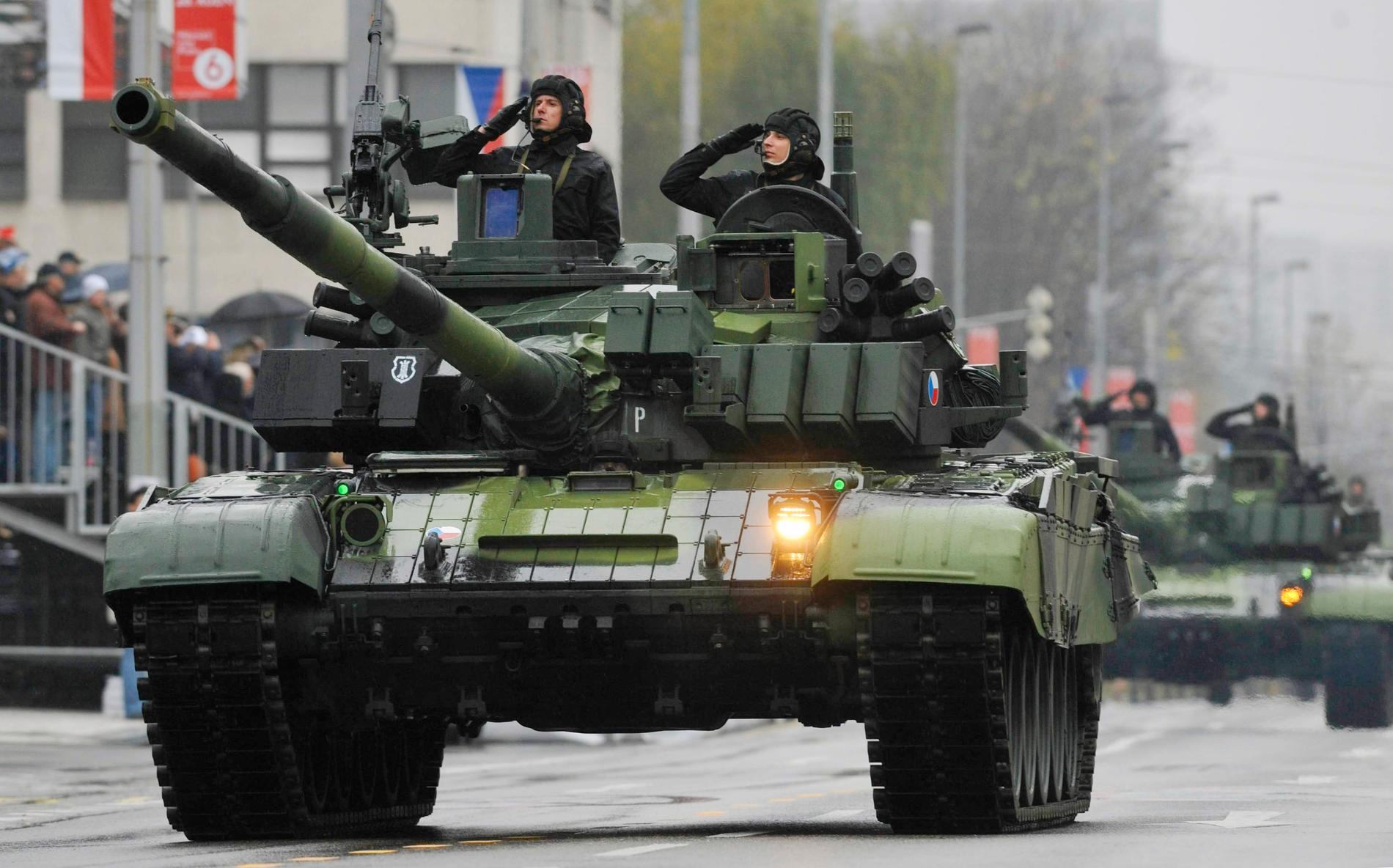 EU:s nya försvarsfond ska framöver kunna användas för att utveckla nya gemensamma vapensystem i EU-länderna. På bilden syns en tjeckisk stridsvagn på parad i Prag. Arkivfoto.