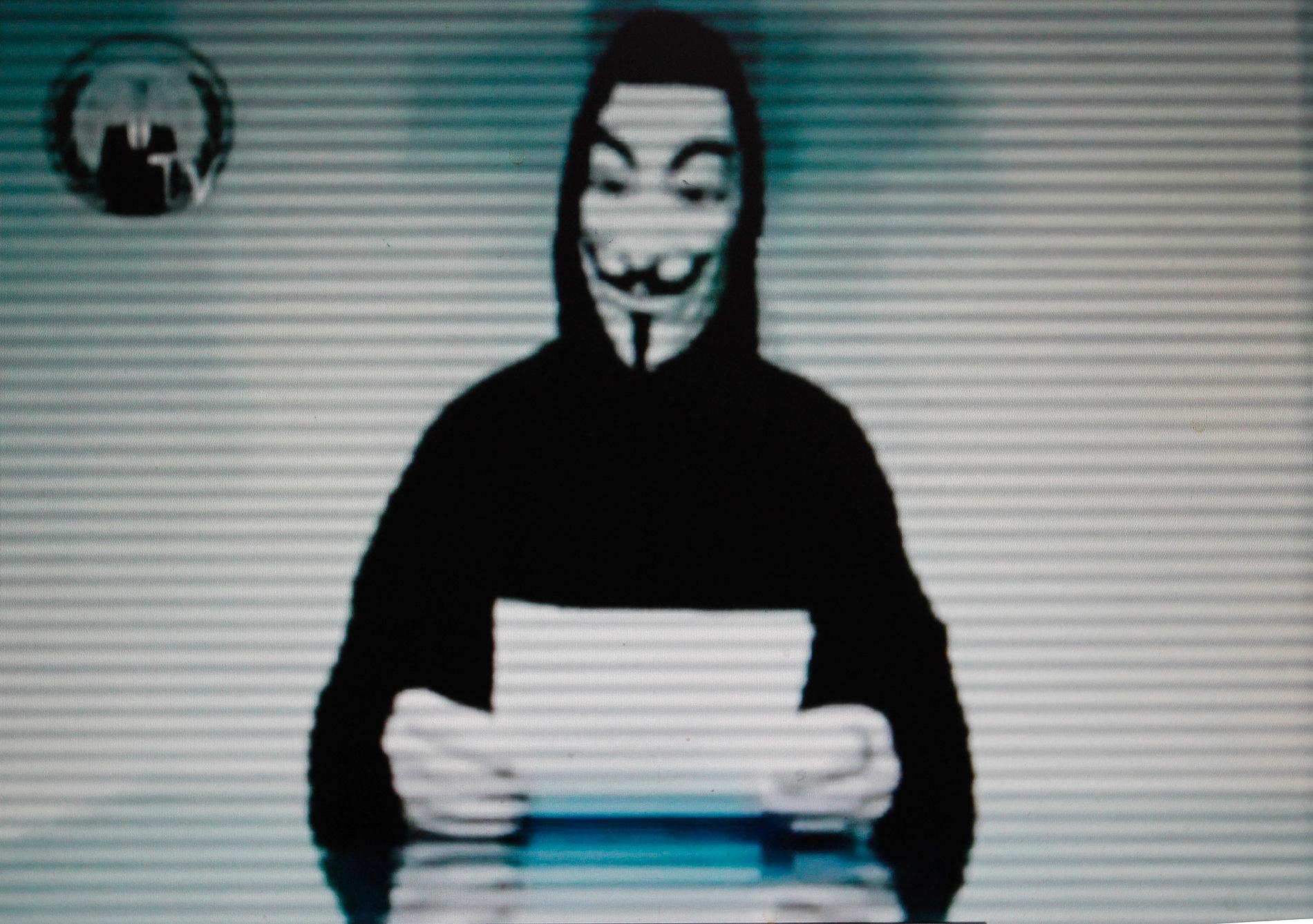 Hackergruppen Anonymous presenterar ett meddelande. Bilden är från ett tidigare tillfälle.