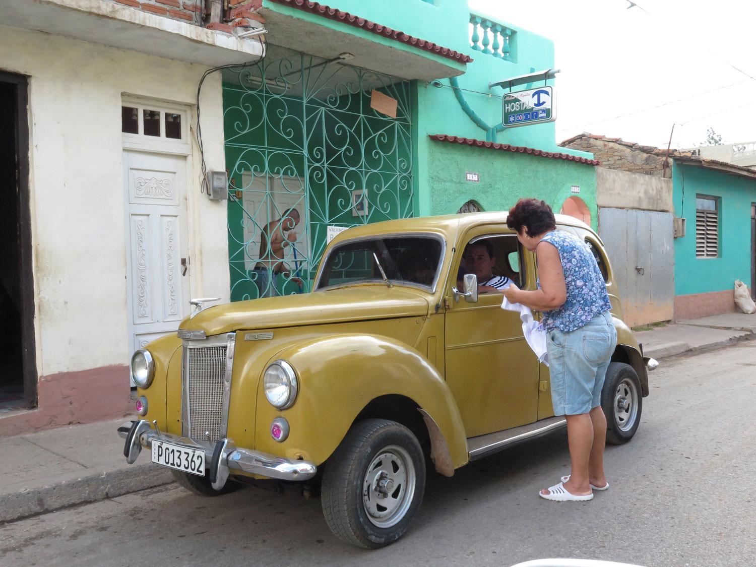 En ovanlig Ford här på ön, troligen en Engelsk Ford Prefect från cirka 1953. Jag såg den i Trinidad som är en av Kubas finaste städer. Staden är klassad som Unescos världsarv och har många byggnader kvar från kolonialtiden. Bilen är bara något yngre. Och minst lika historisk. När klassas Kubas bilar som världsarv?