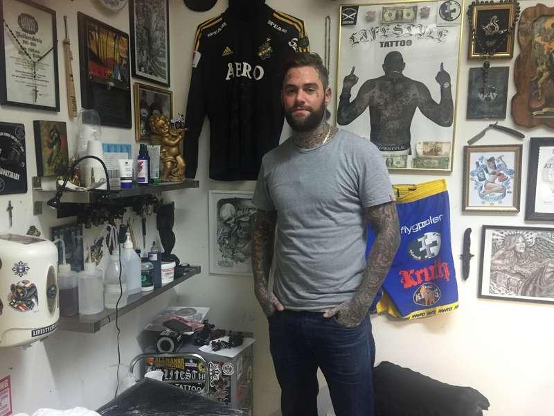 Kim Gidlund jobbar nu på Lifestyle Tattoo i Stockholm. Hans tatuering som pryder Martin Mutumbas bröst fick ett enormt genomslag. ”Jag ringde upp AIK. Jag skulle aldrig försöka stämma dem, men sa vi var kvitt om de satte upp min logga på hemsidan”, säger den hårdnackade AIK- supportern.