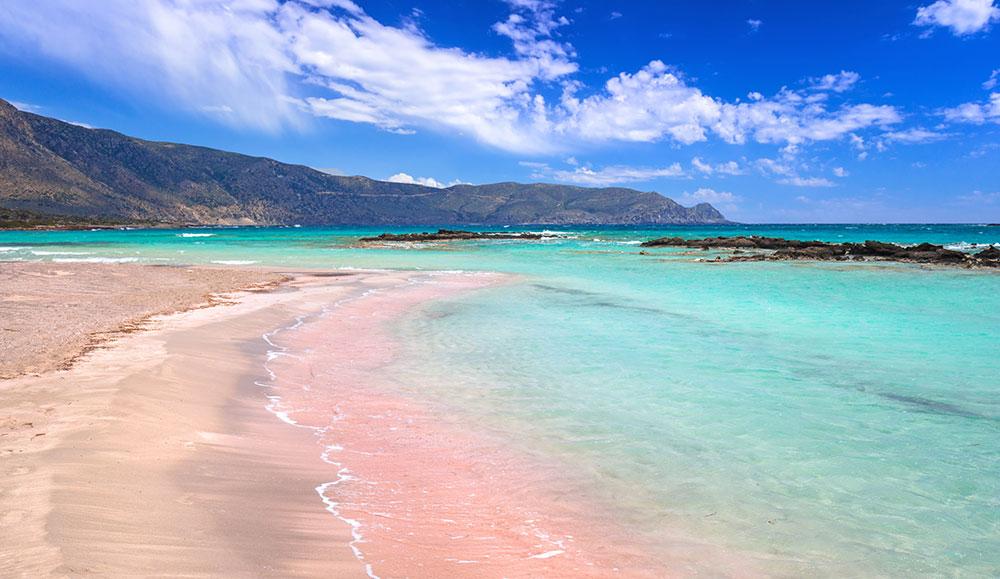 Elafonissi Beach är rosa på grunda av små pulveriserade snäckskal.