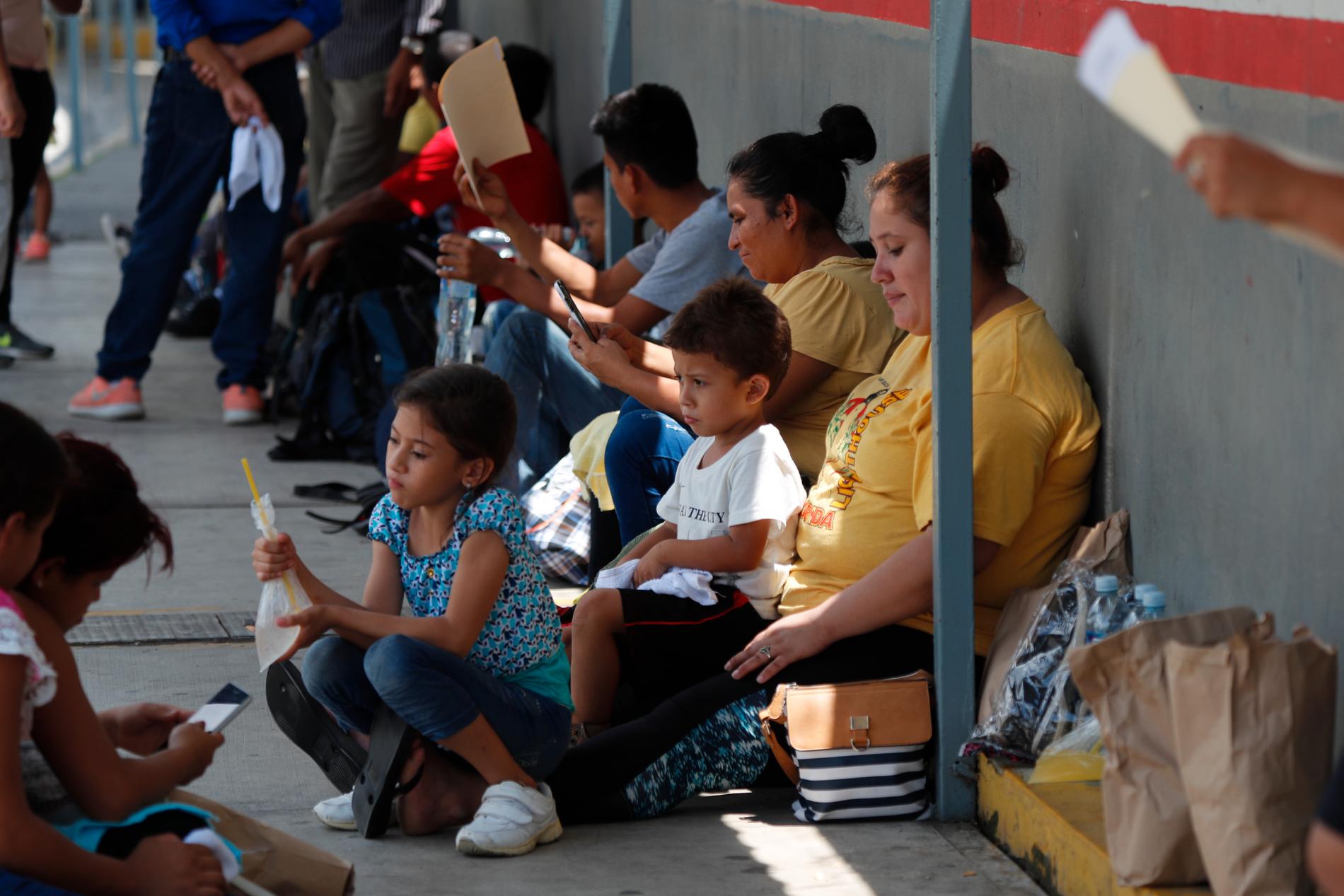 Centralamerikanska migranter i Guatemala väntar på att få gå över gränsen mot Mexiko.