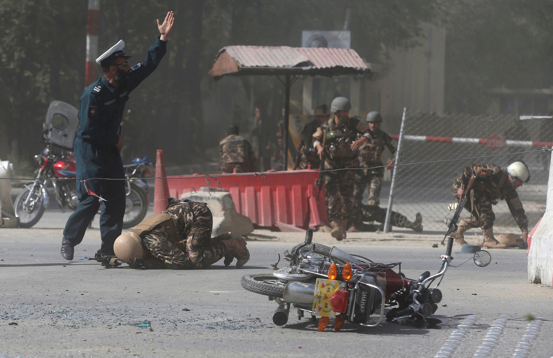 Soldater springer mot platsen för en dödlig attack i Kabul i måndags. Dådet riktades mot journalister.