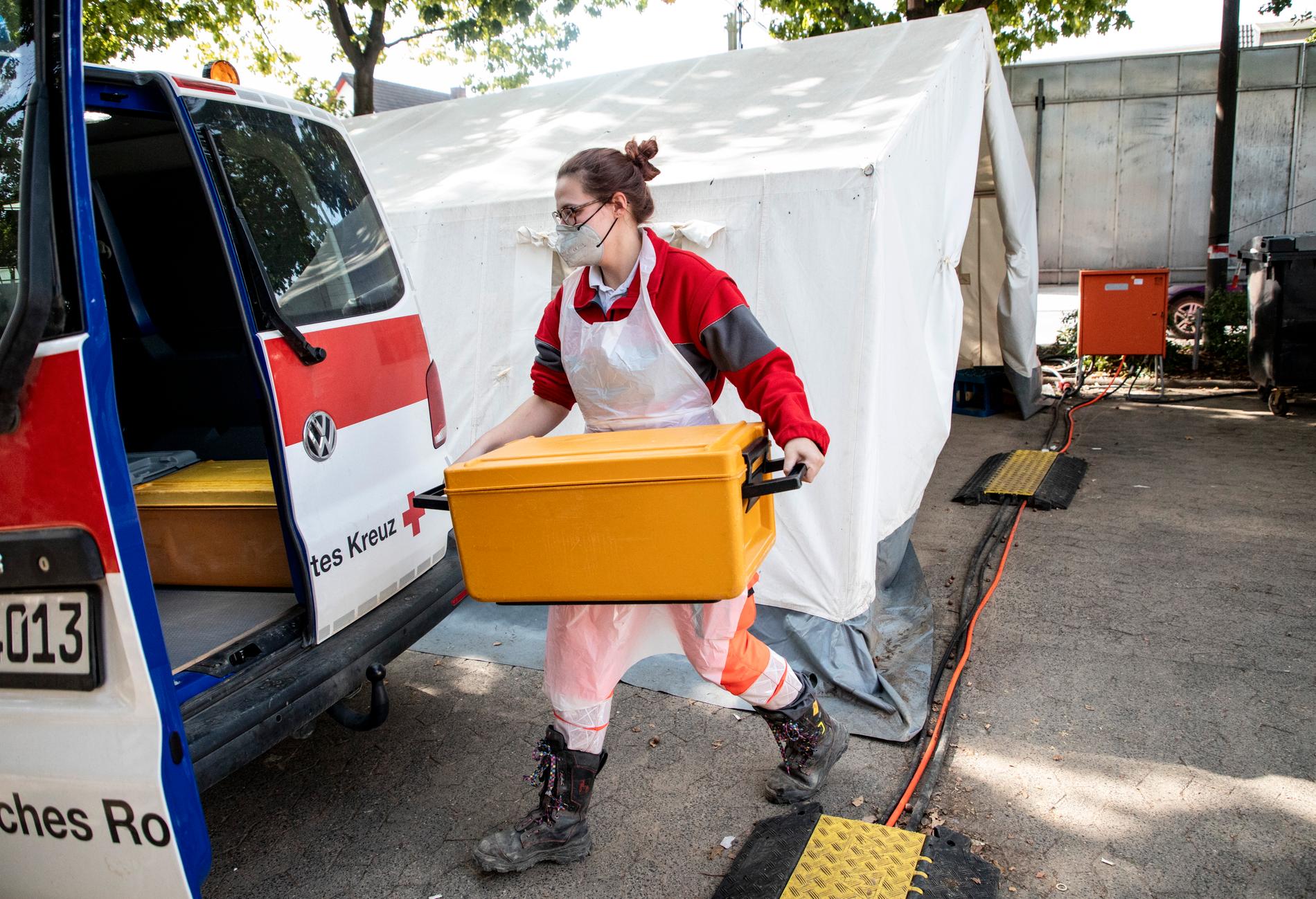 Patricia Schneider från Röda Korset serverar mat till invånare i Ahrweiler efter översvämningen.
