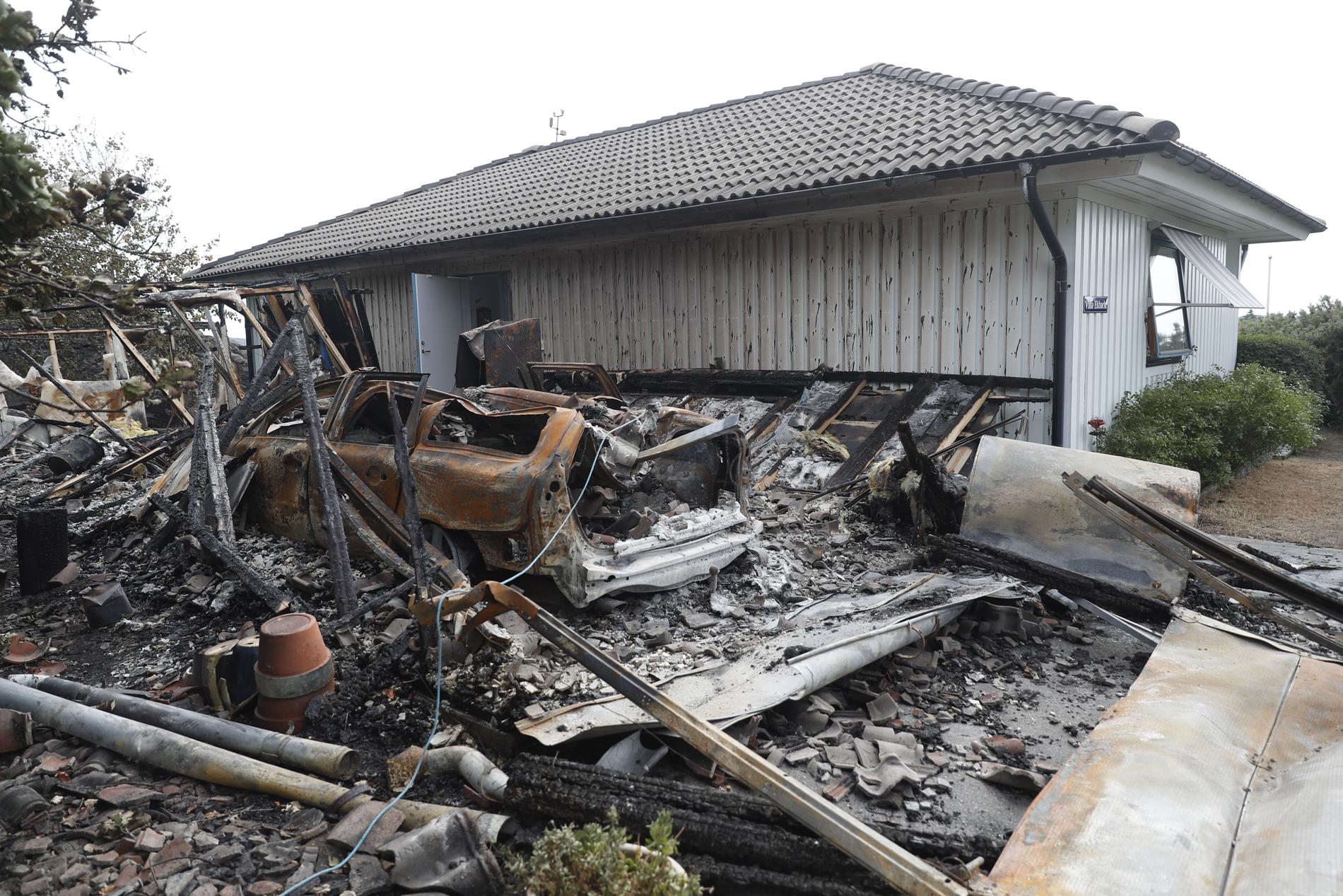 Ett garage och en bil totalförstördes i branden på Björkö den 5 augusti.