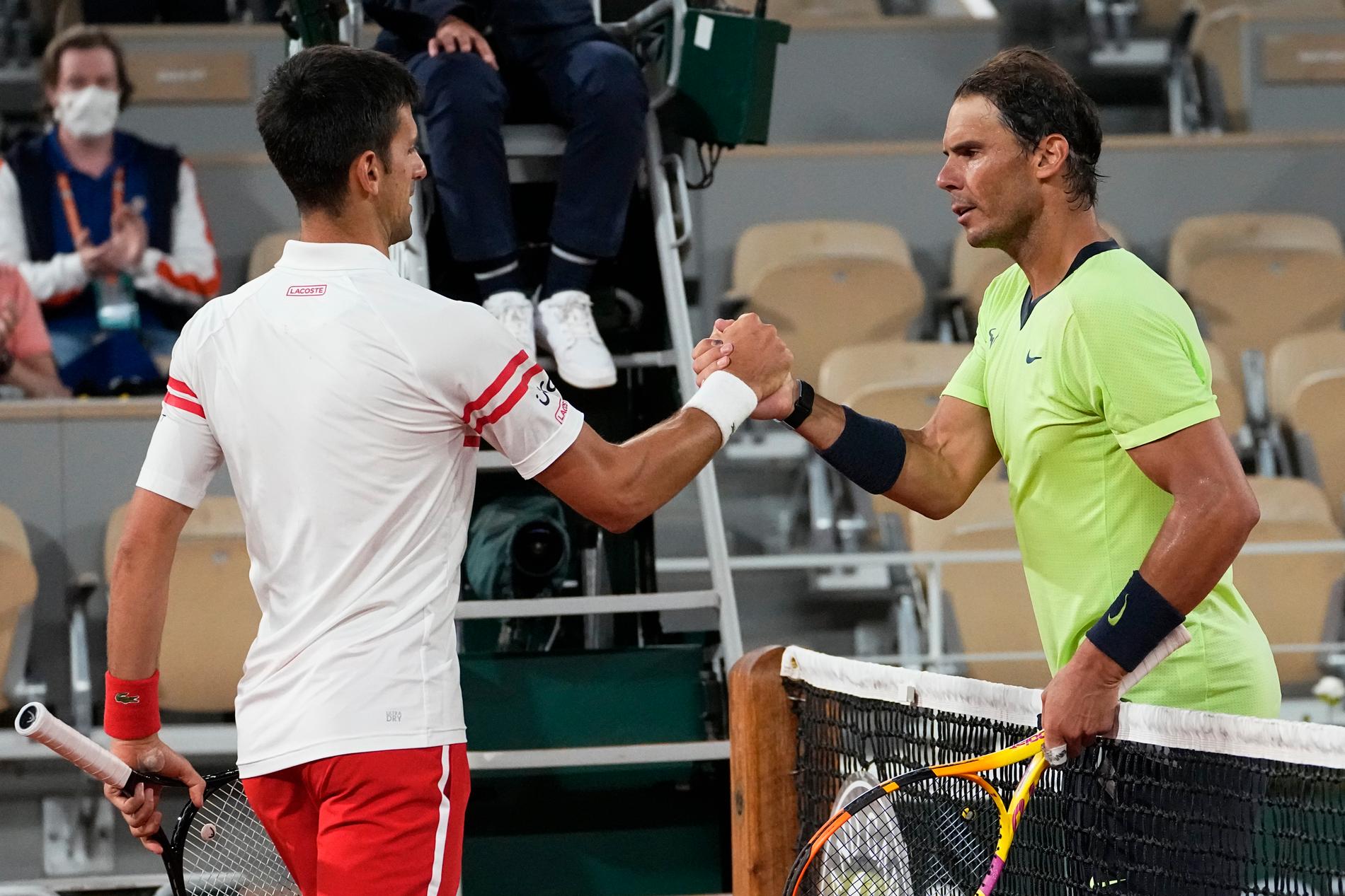Novak Djokovic och Rafael Nadal i förra årets semifinal i Franska mästerskapen, där Djokovic vann med 3–1 i set. Arkivbild.