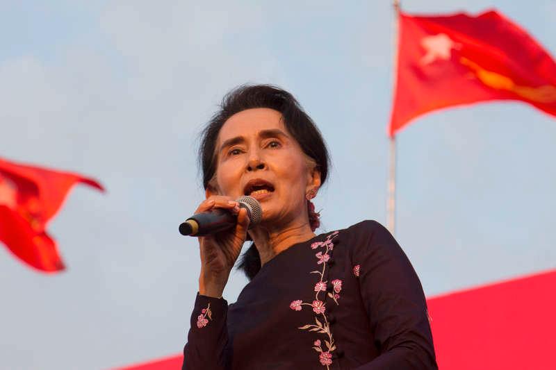 Aung San Suu Kyi vill förhandla med militären.