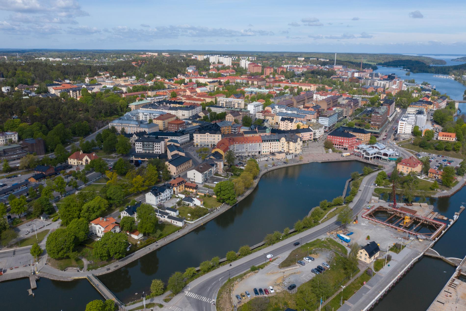 År 2018  sa det kommunala bostadsföretaget Telge Bostäder i Södertälje upp 155 hyreskontrakt – de flesta lägenheterna hyrdes ut svart.