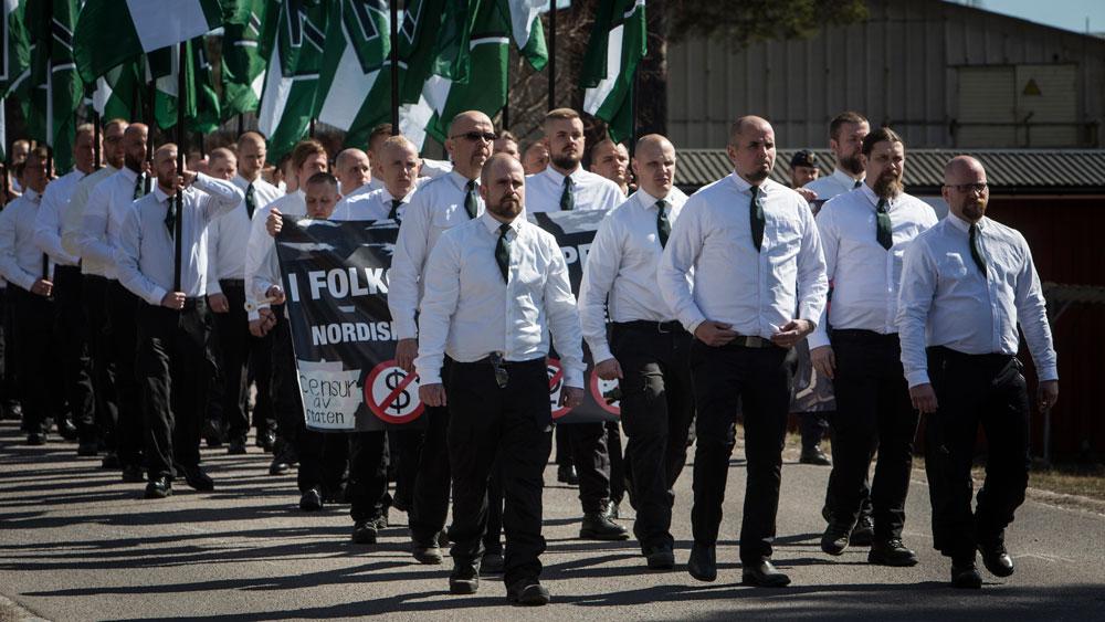 Nordiska motståndsrörelsen demonstrerar i Falun på 1 maj. 