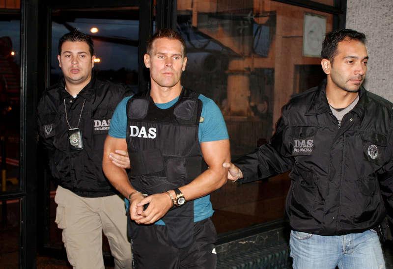 Dömd. Jonas Falk, eller Oredsson som han tidigare hette, dömdes till 18 års fängelse 2013. Här eskorterad av colombiansk polis när han utlämnades till Sverige 2010.