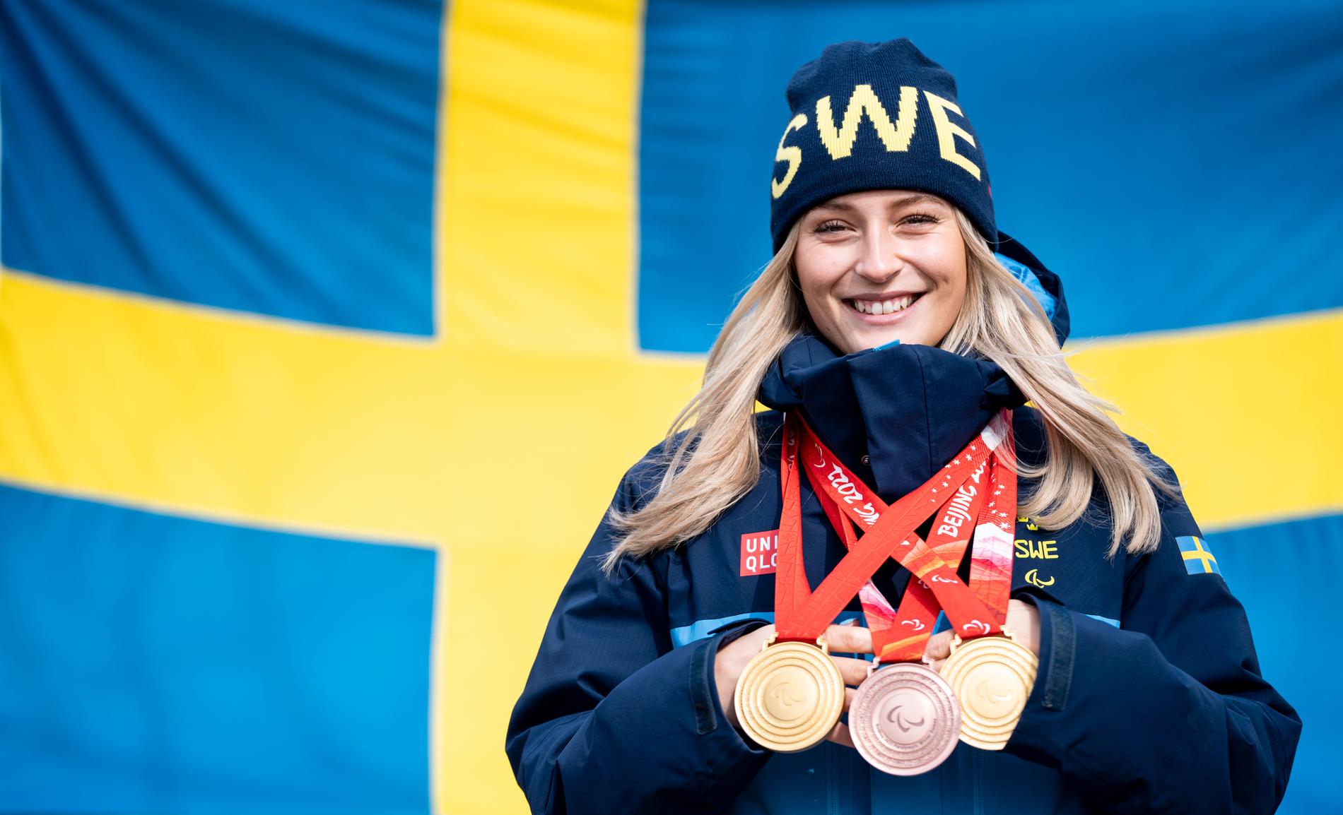 Ebba Årsjö visar sina två guld och ett brons vid Paralympics i vintras. Arkivbild.