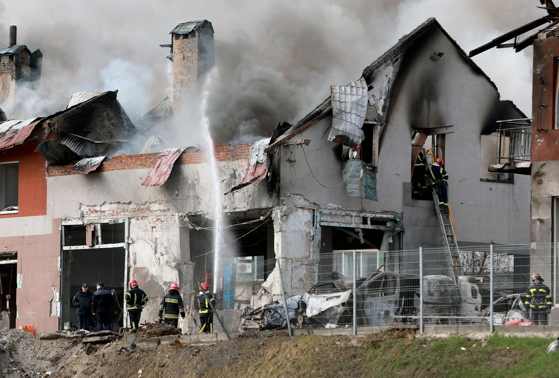 Brandkår bekämpar elden efter att en civil byggnad attackerats i Lviv.