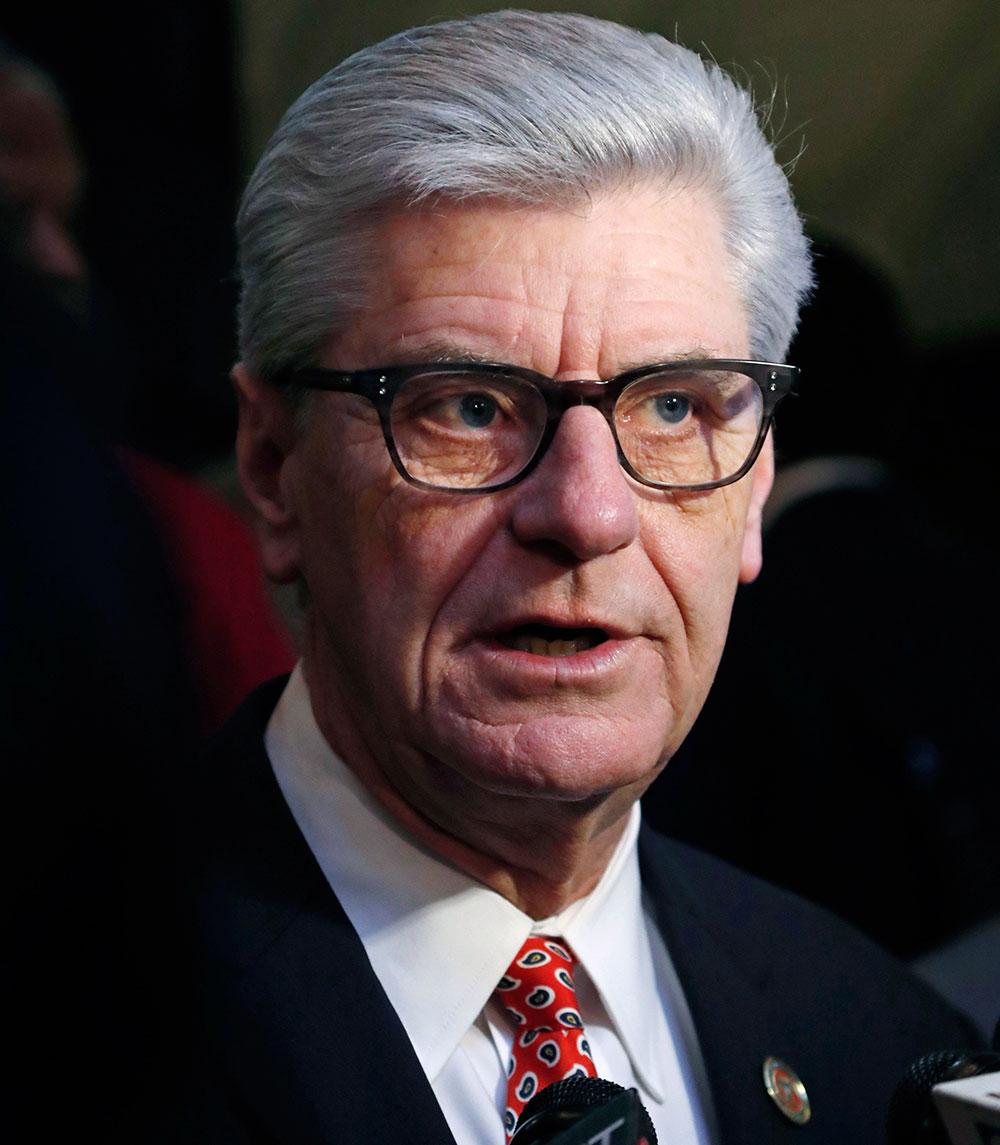 Mississippis guvernör Phil Bryant har skrivit under en ny lag, en så kallad ”hjärtslagslag”, som förbjuder aborter efter vecka sex.