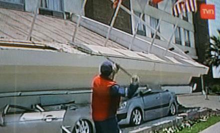 Flera skalv Bilder från statliga chilenska televisionen visar skador efter skalvet i staden Antofagasta, som följdes av efterskalv. Det första skalvet som uppmätte 7,7 på Richterskalan, följdes av fler, varav två som låg runt 5.