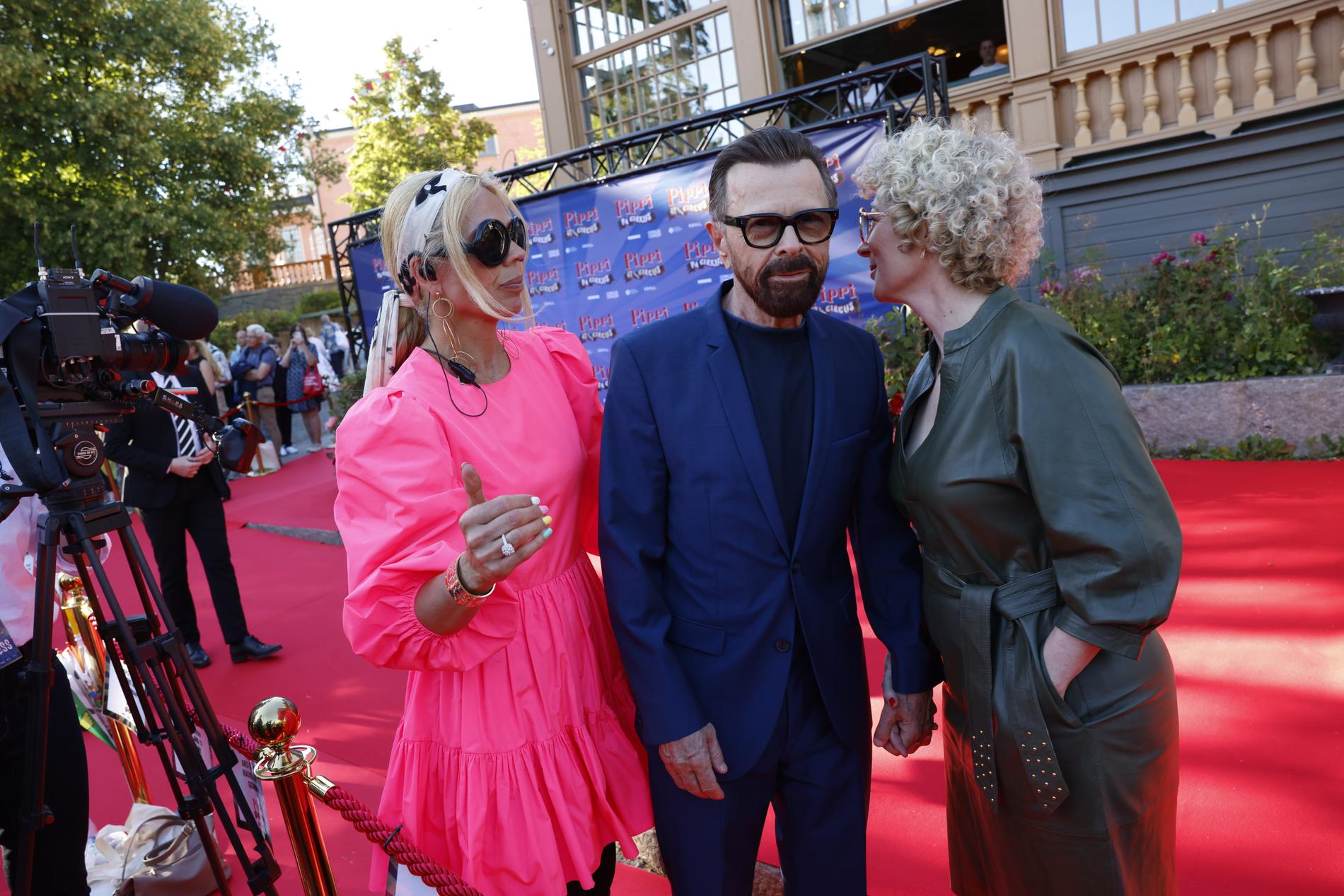 Björn Ulvaeus och Christina Sas kom till premiären hand i hand.
