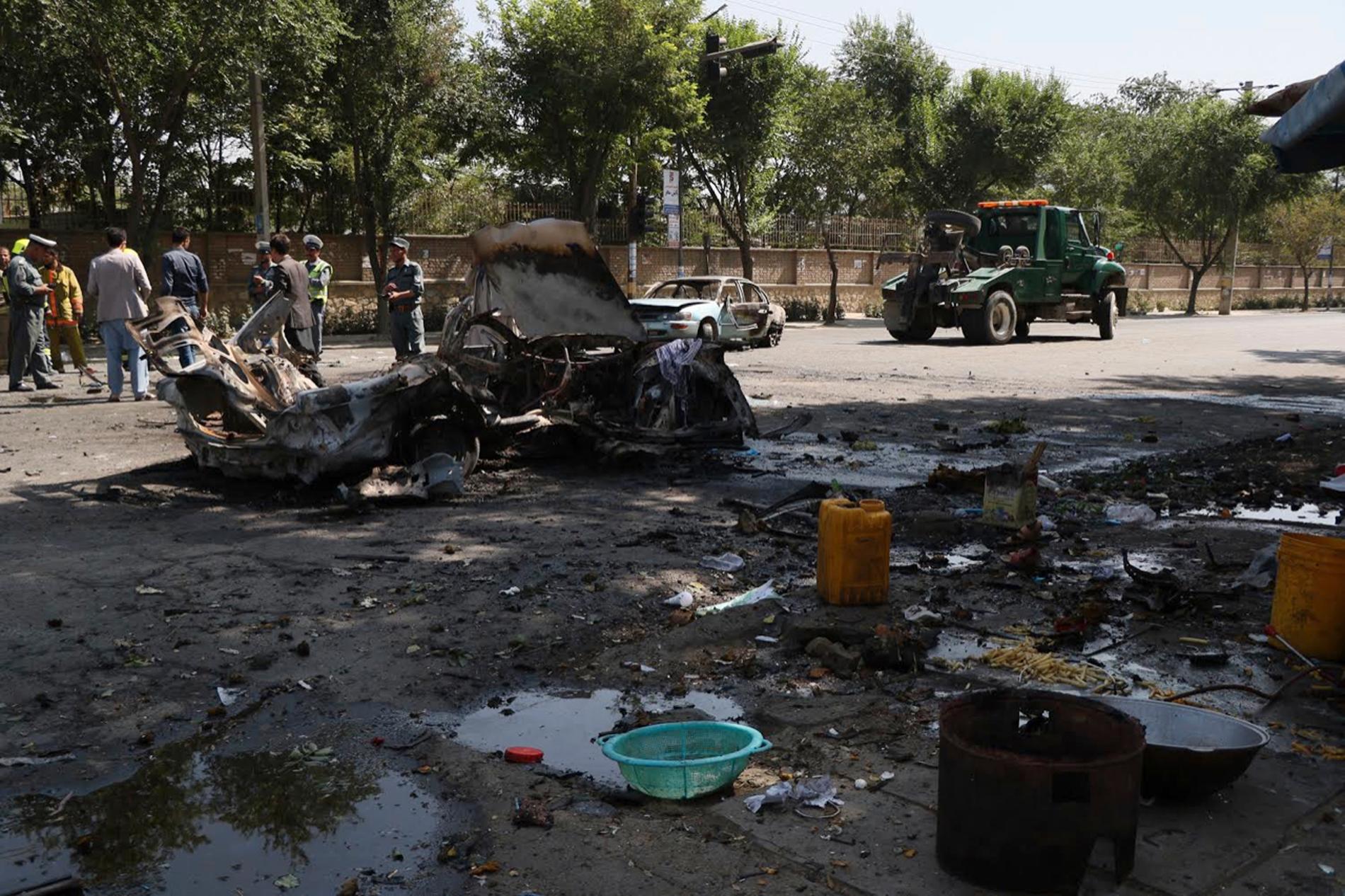 En explosion har inträffat vid en entré till ett universitet i Kabul.