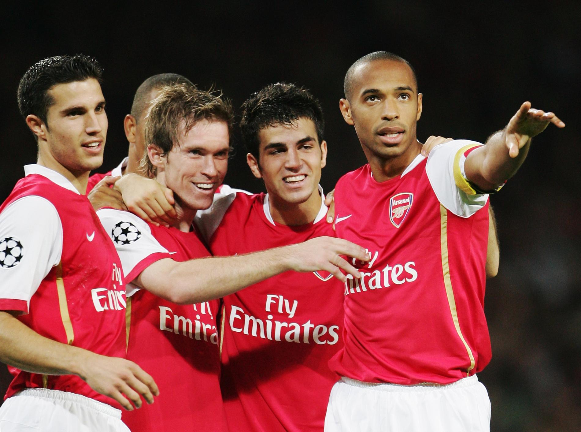 Thierry Henry och Ces Fabregas i Arsenal-tröjan, tillsammans med lagkamrater. 
