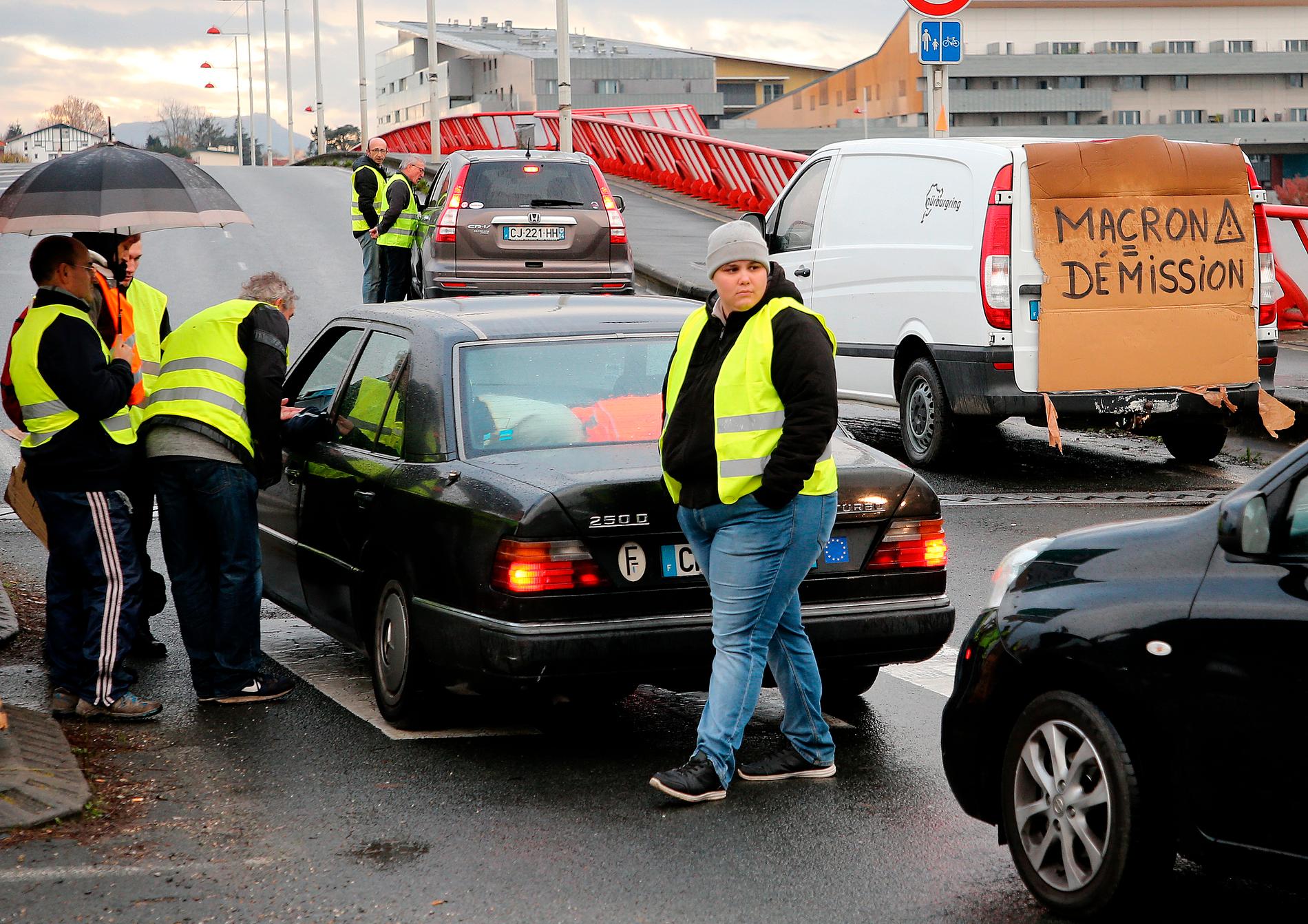 Demonstranter stoppar bilar i sydvästra Frankrike på söndagen.