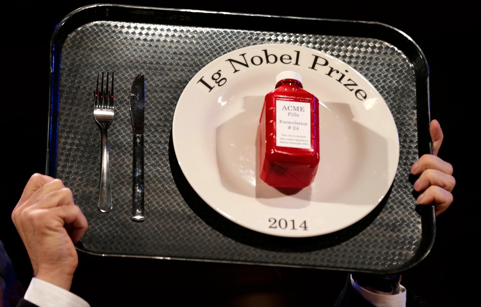 Sedan 1991 delas humorpriset Ig Nobel ut vid en uppsluppen ceremoni vid Harvard University i USA. Enligt prisjuryn ska mottagarna utfört forskning som först lockar till skratt, sedan stämmer till eftertanke. På bilden en lycklig pristagare under 2014 års ceremoni.