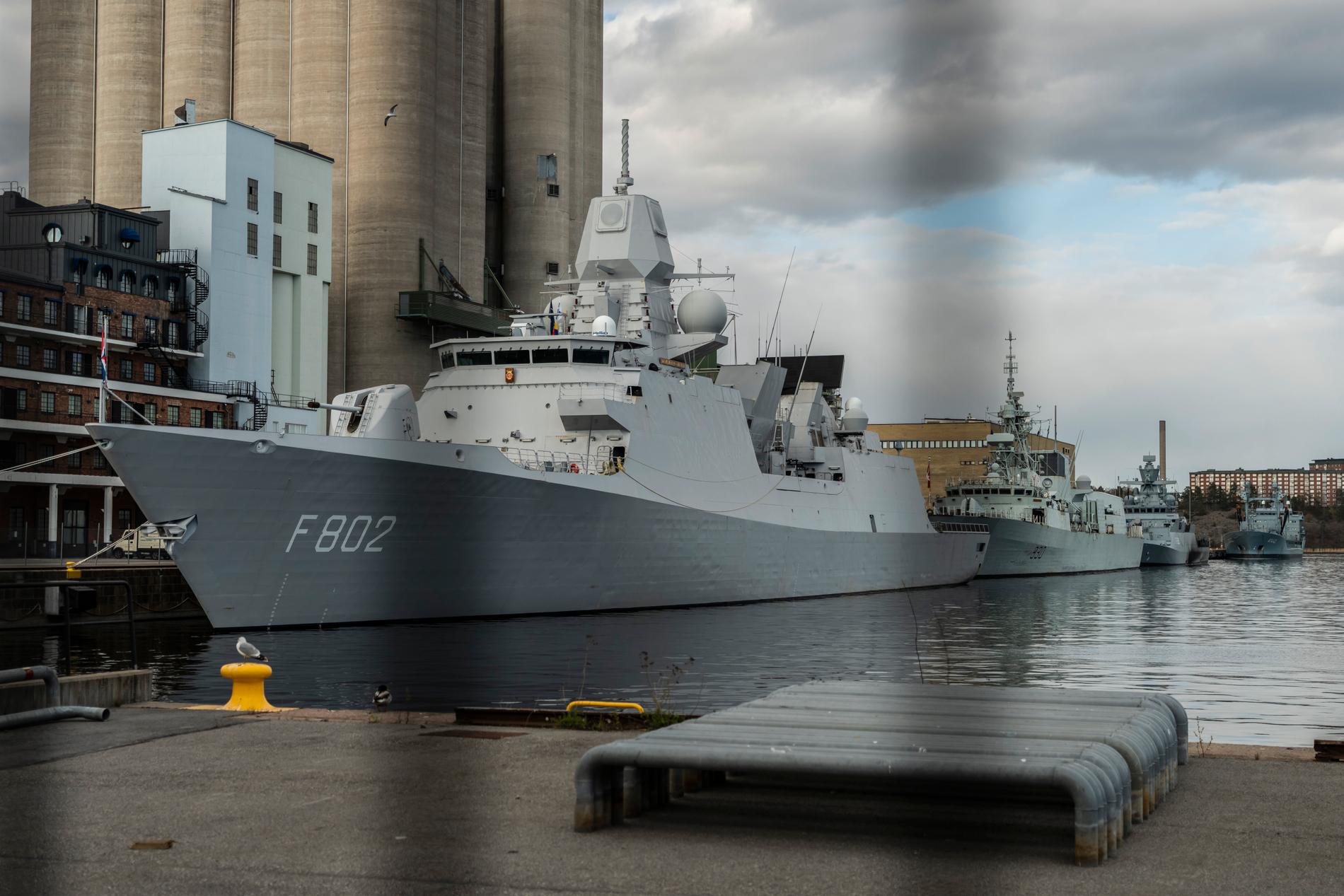 En grupp stridsfartyg har lagt till i Frihamnen i Stockholm.