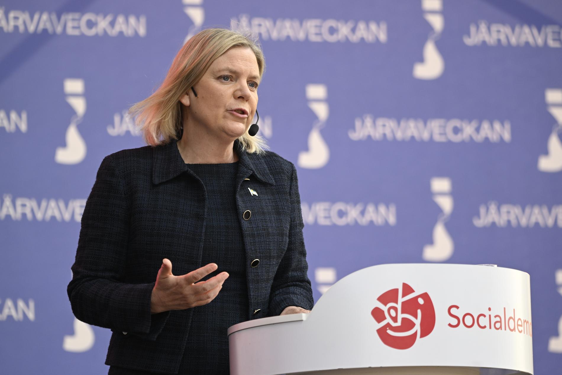 Socialdemokraternas partiledare Magdalena Andersson talar på Spånga IP i Stockholm vid politikerveckan i Järva som inleddes på onsdagen.