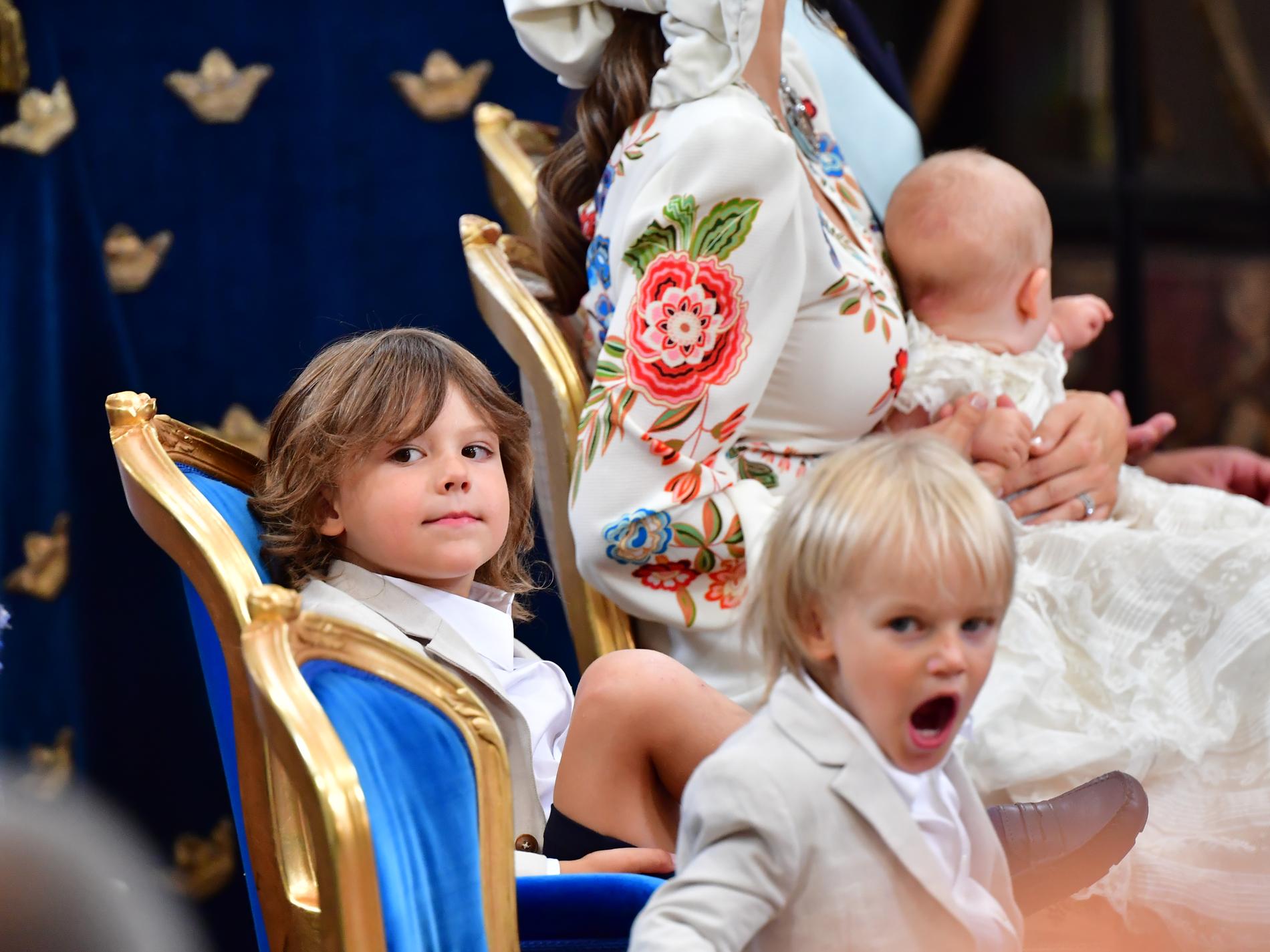 Prins Alexander och prins Gabriel vid prins Julians dop i Drottningholms slottskyrka.
