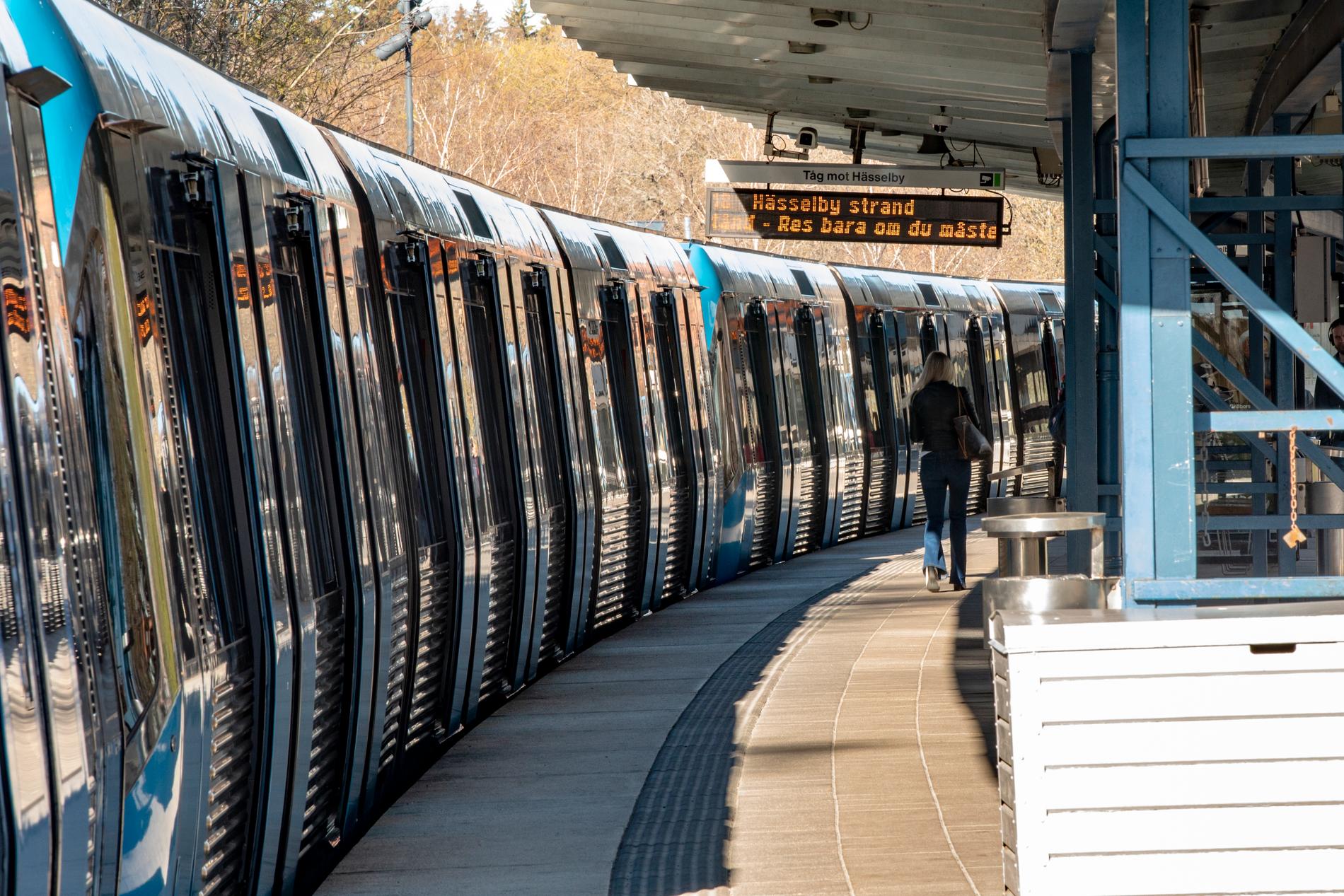 Antalet resenärer i Stockholms tunnelbana har minskat under coronakrisen, men många har inget annat val än att åka kollektivt.