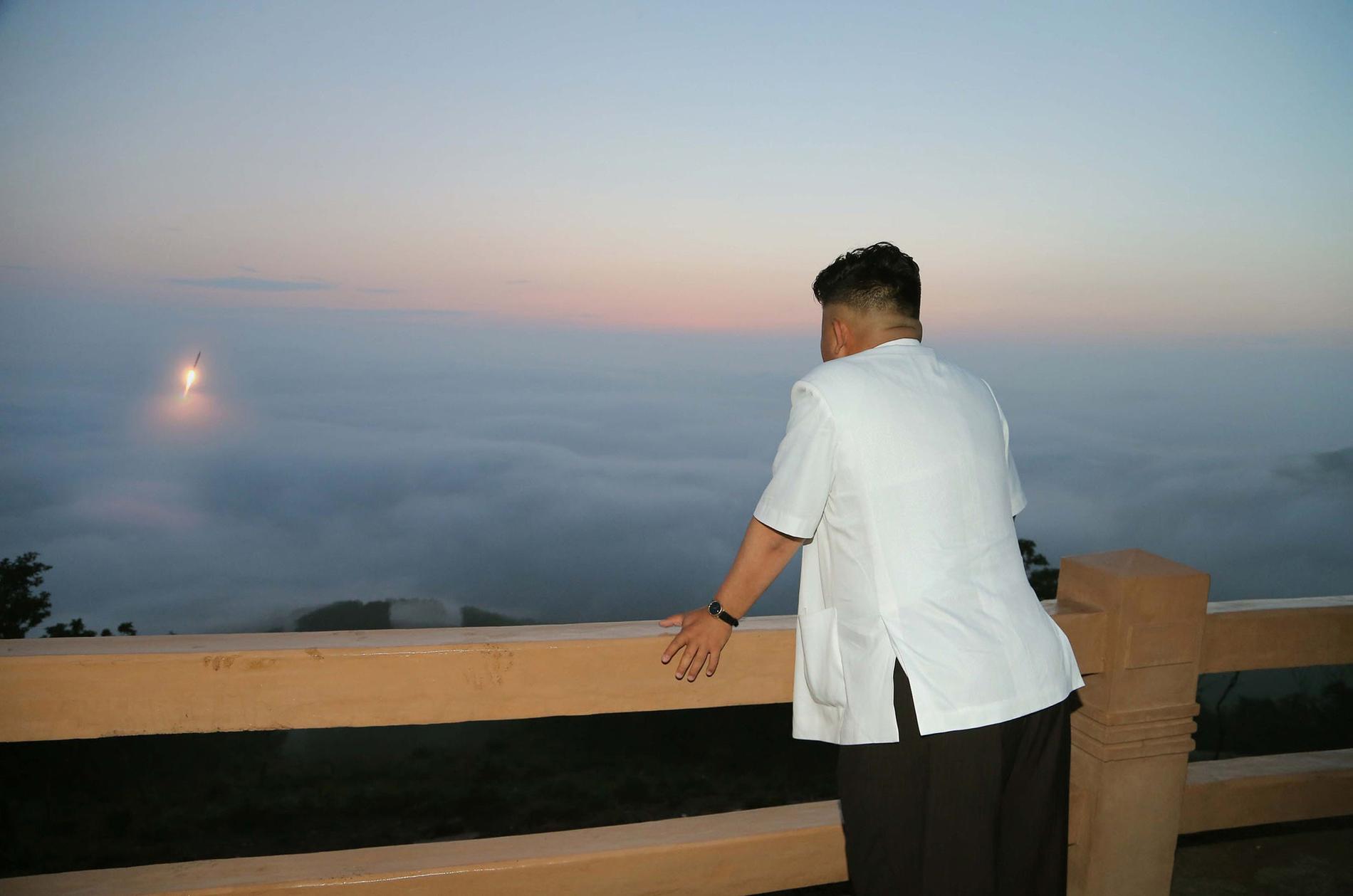 Kim Jong-un, här tittande på en raketuppskjutning, ligger inte bakom hackerattacken enligt KCNA