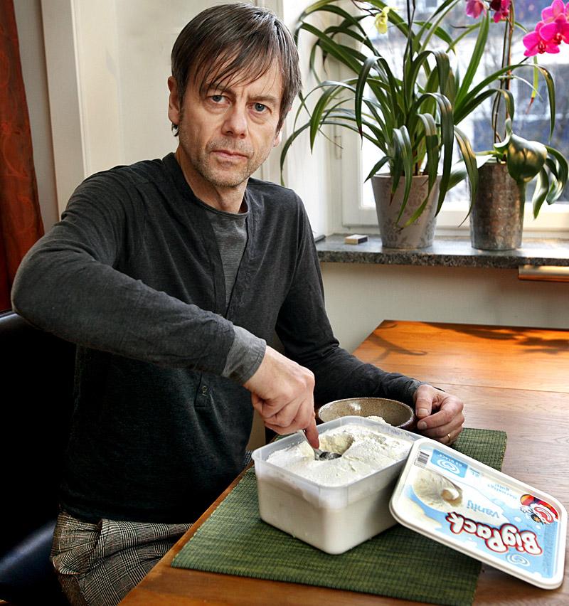 Mats-Eric Nilsson är matskribent i Svenska Dagbladet och har skrivit böckerna "Den hemlige kocken" och "Äkta vara". Nu avslöjar han att du ofta betalar lika mycket för luft som för glass, när du köper ”gräddglass vanilj” i butiken.