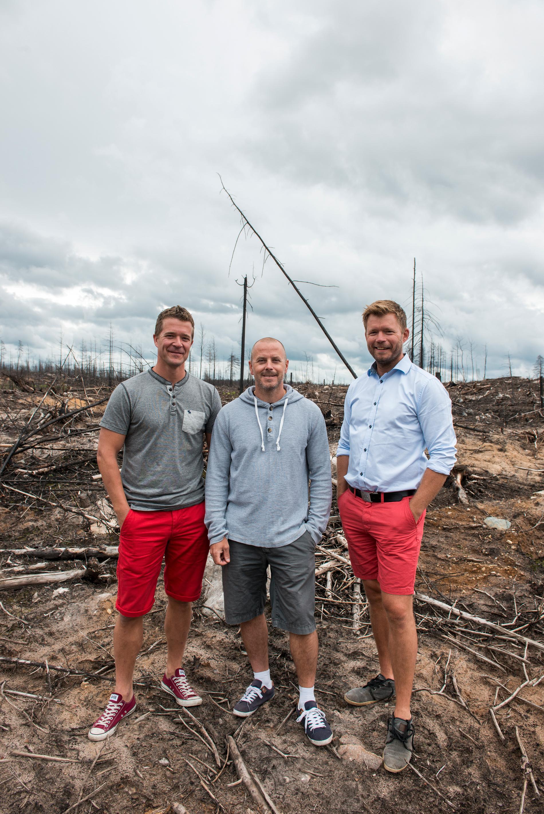 Brandmännen, Tommy Tuike, Mikael Bergner och Björn Svensson räddade Reine Uhlén ur lågorna i branden för ett år sedan.