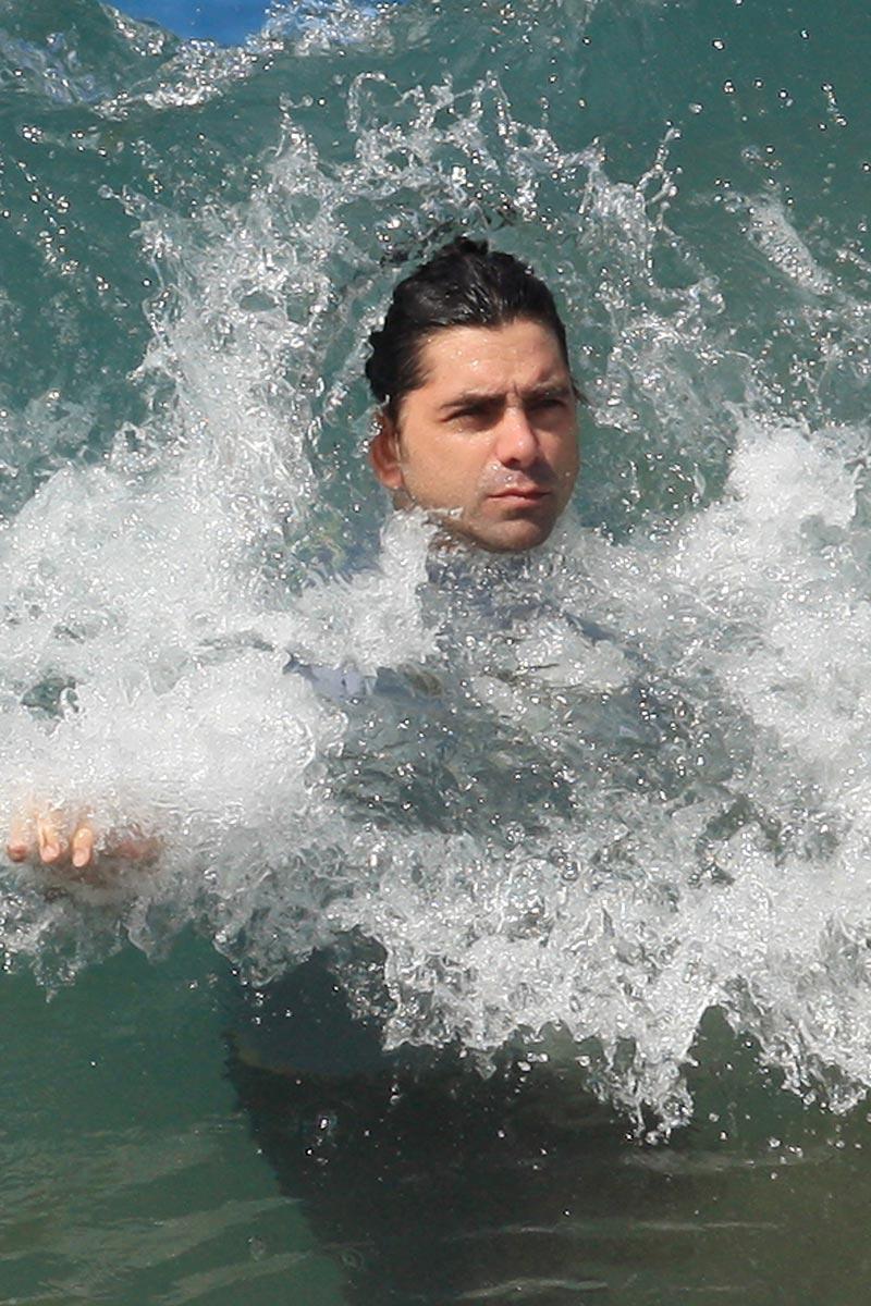 Water boy John Stamos badar på Hawaii.