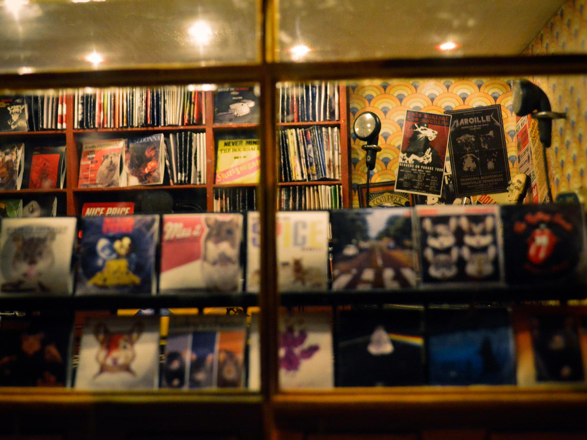 Skivbutiken erbjuder ett stort utbud av bland annat LP-skivor.