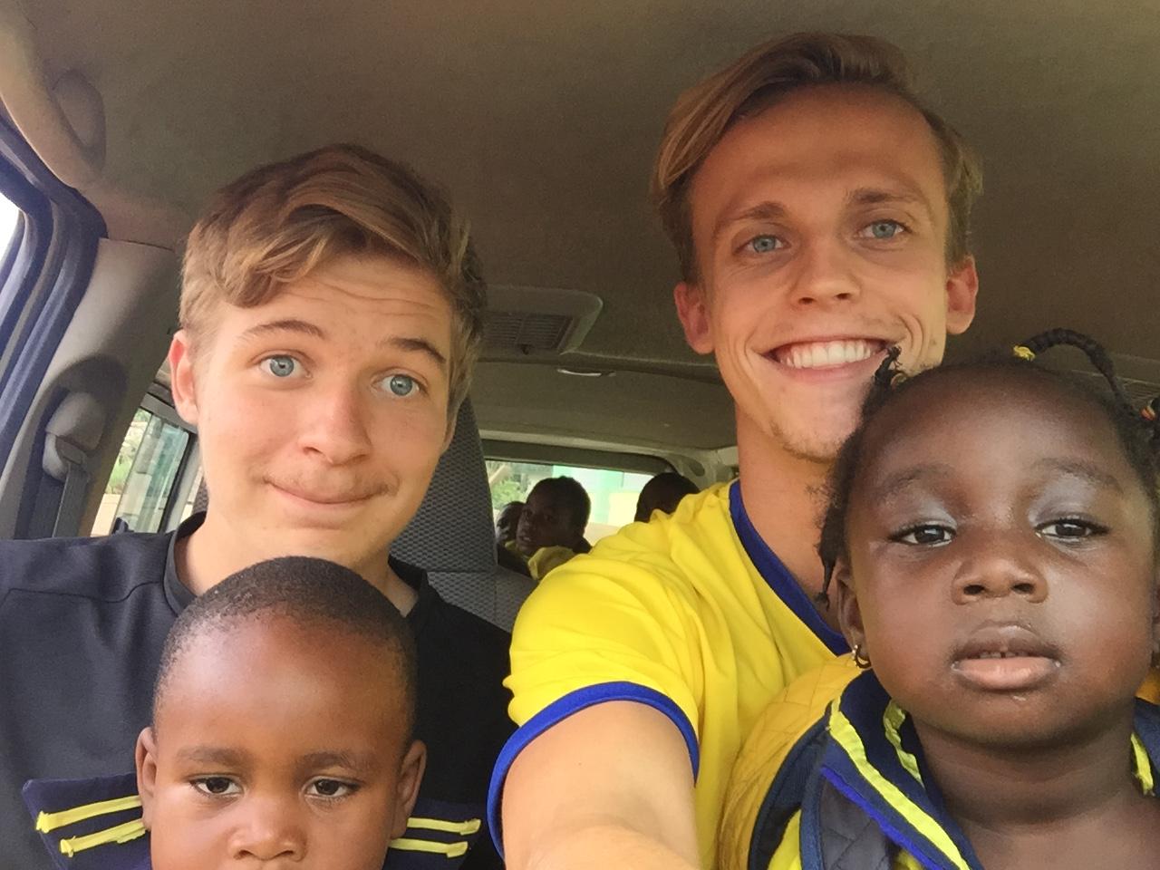 Axel Mårtensen och Niclas Jadberg bestämde sig för att göra skillnad – nu är de i Kamerun för att hjälpa fattiga barn.