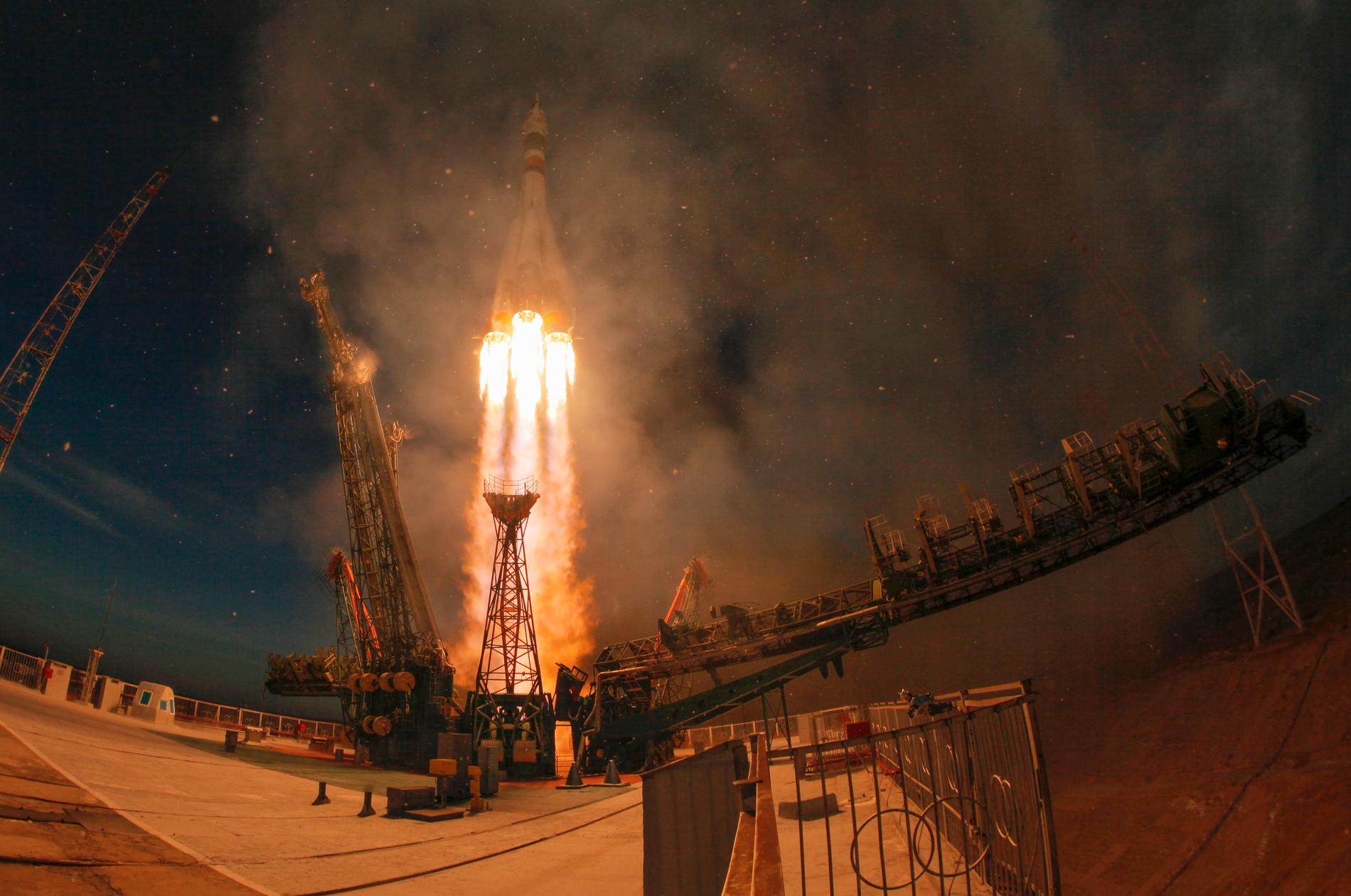 Sojuzfarkosten med den nya besättningen på väg mot ISS.