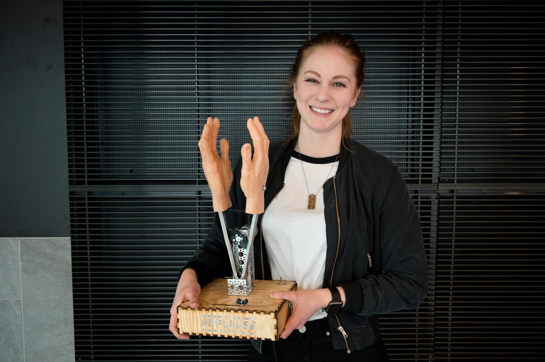 Simone Giertz är en svensk uppfinnare som demonstrerar egenkonstruerade mekaniska robotar på Youtube. Nu vill forskare skapa en virtuell personlighet som liknar henne. Arkivbild.