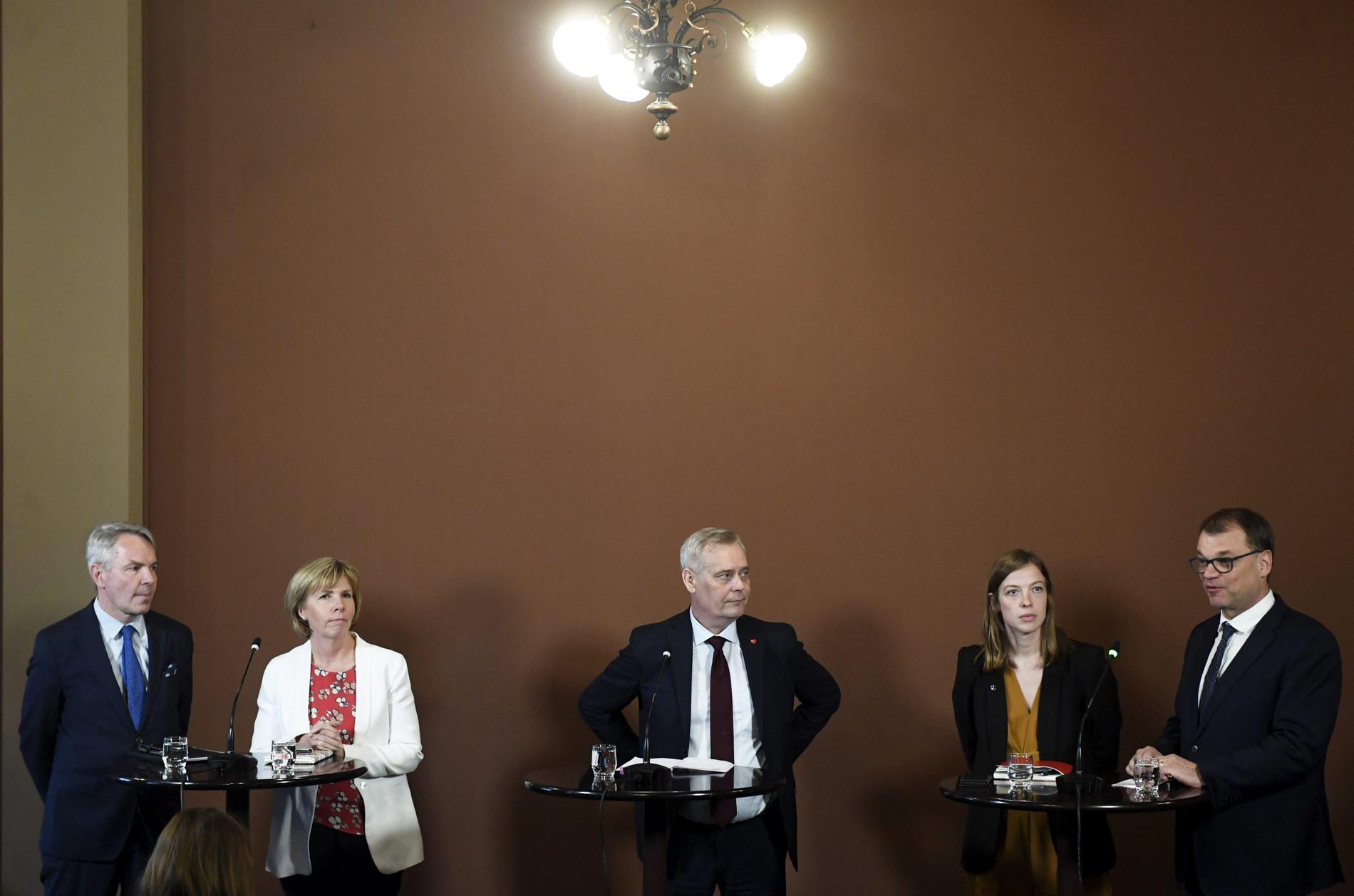 Partiledarna i Finlands regeringsförhandlingar, från vänster: Pekka Haavisto (De Gröna), Anna-Maja Henriksson (Svenska Folkpartiet), Antti Rinne (Socialdemokraterna), Li Andersson (Vänsterförbundet) och Juha Sipilä (Centern). Bilden är tagen den 8 maj.