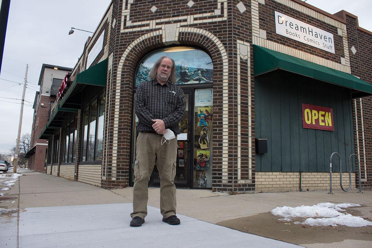 Greg Ketter, 64, är en av de Minneapolisbor vars butik vandaliserades under upploppen.