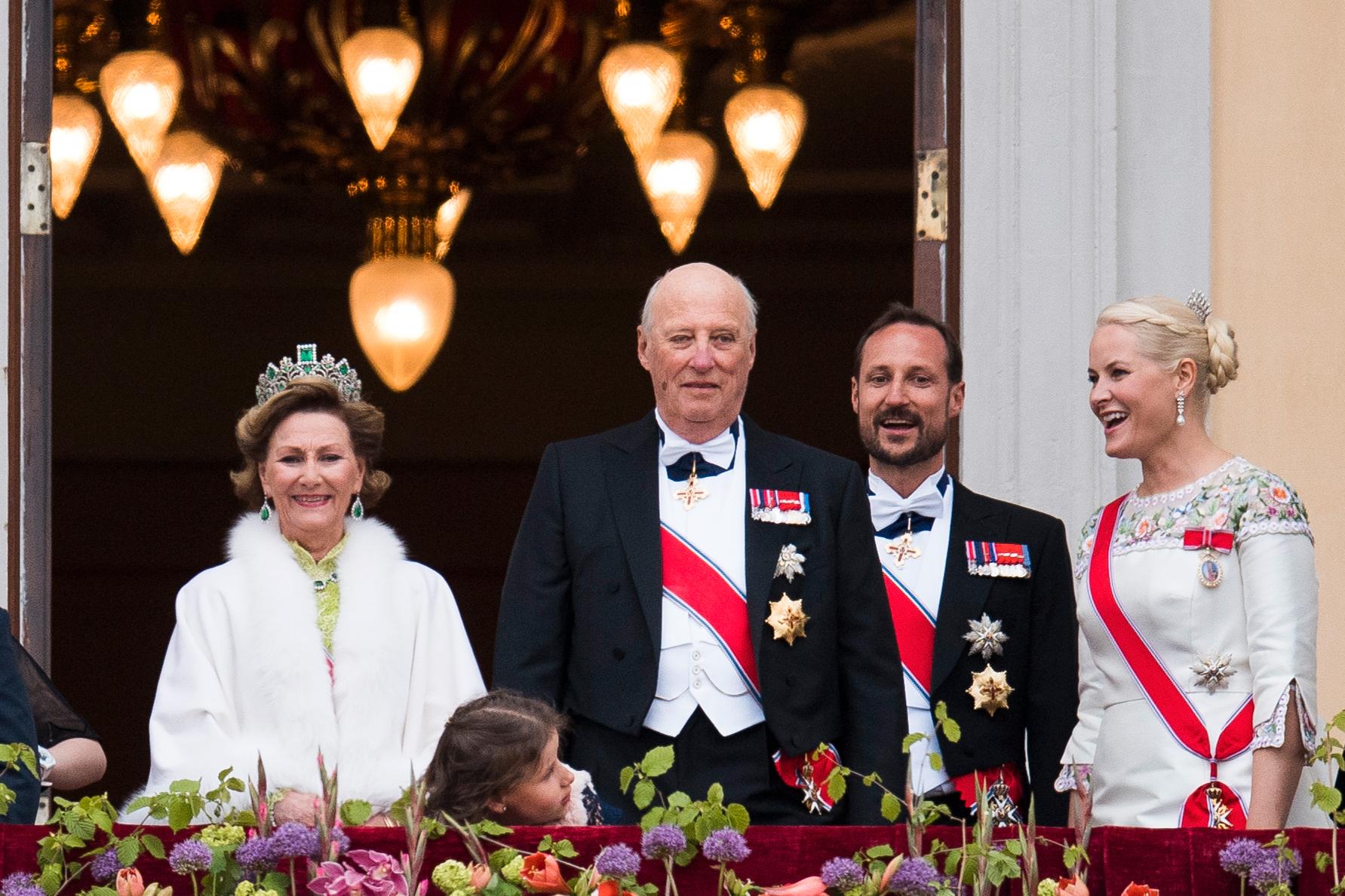 Norska kungaparet tillsammans med kronprinsparet.