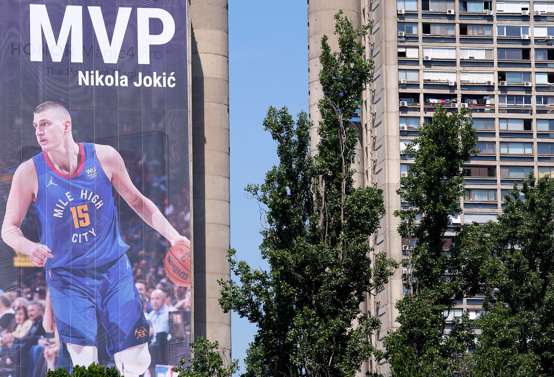 En stor bild på Nikola Jokic bryder ett höghus i Belgrad.