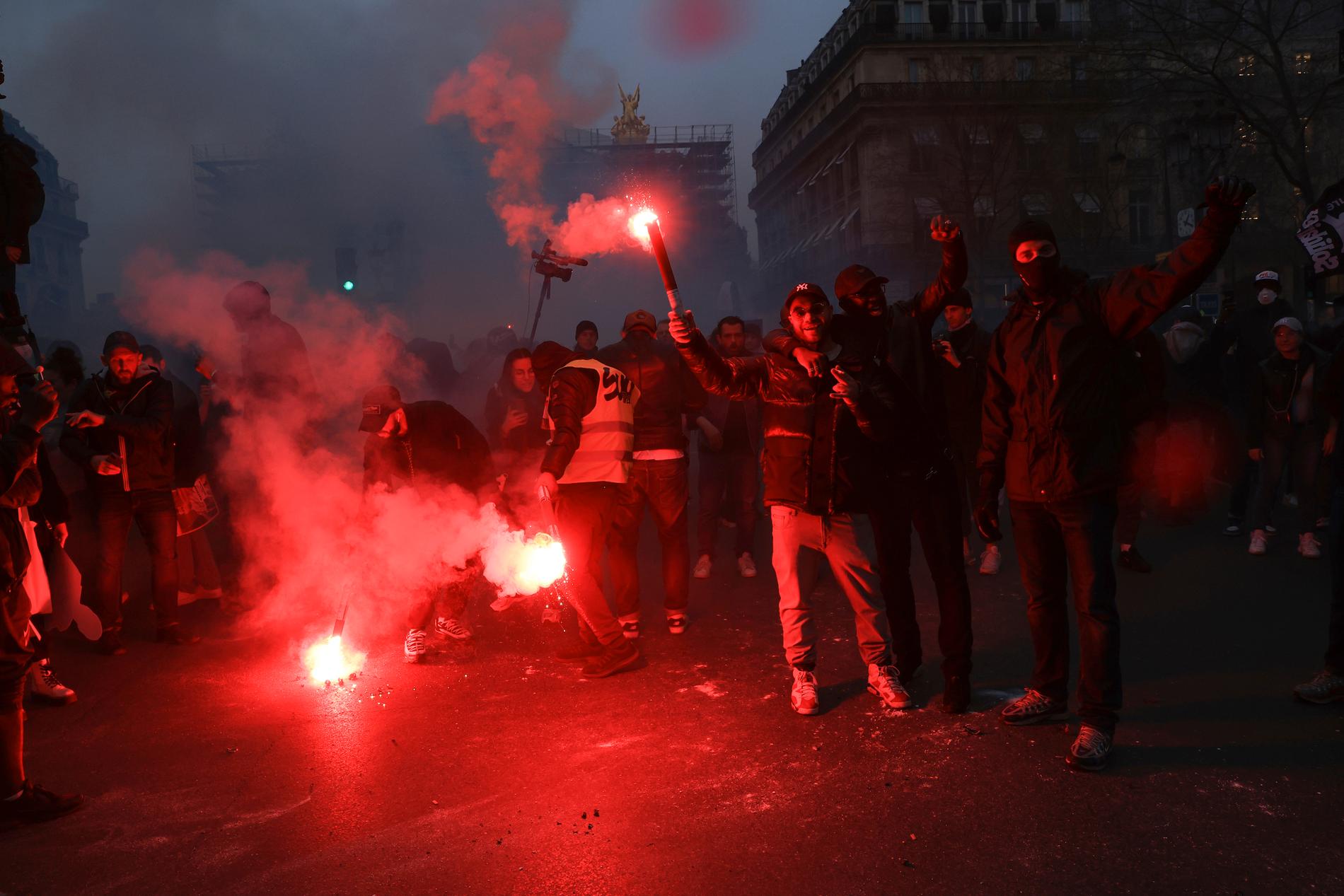 Våldsamma demonstrationer har pågått sedan Macrons pensionsreform offentliggjordes.