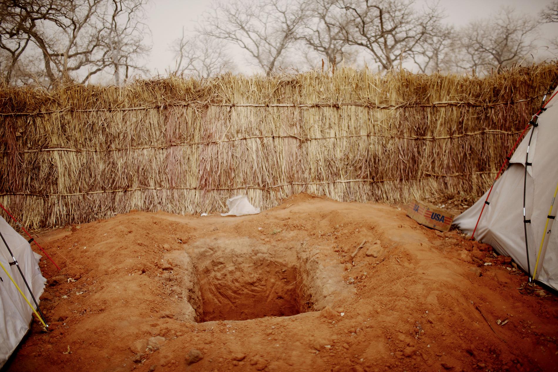 Flyktinglägret Yida i Sydsudan 2012. Ett ”rävgryt” användes som skyddsrum vid bombningar. 