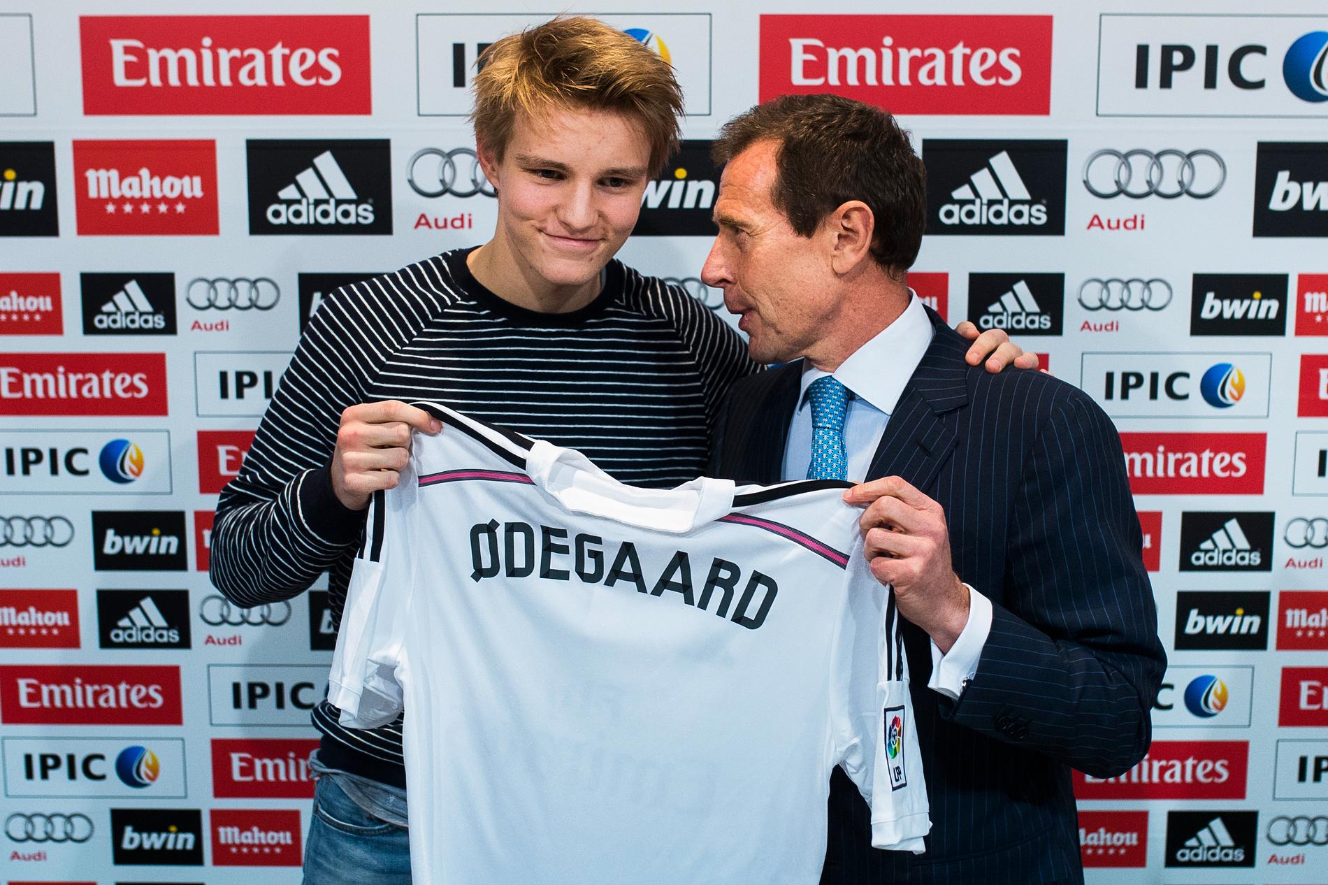 Ödegaard vid presentationen i Real Madrid 2015. 